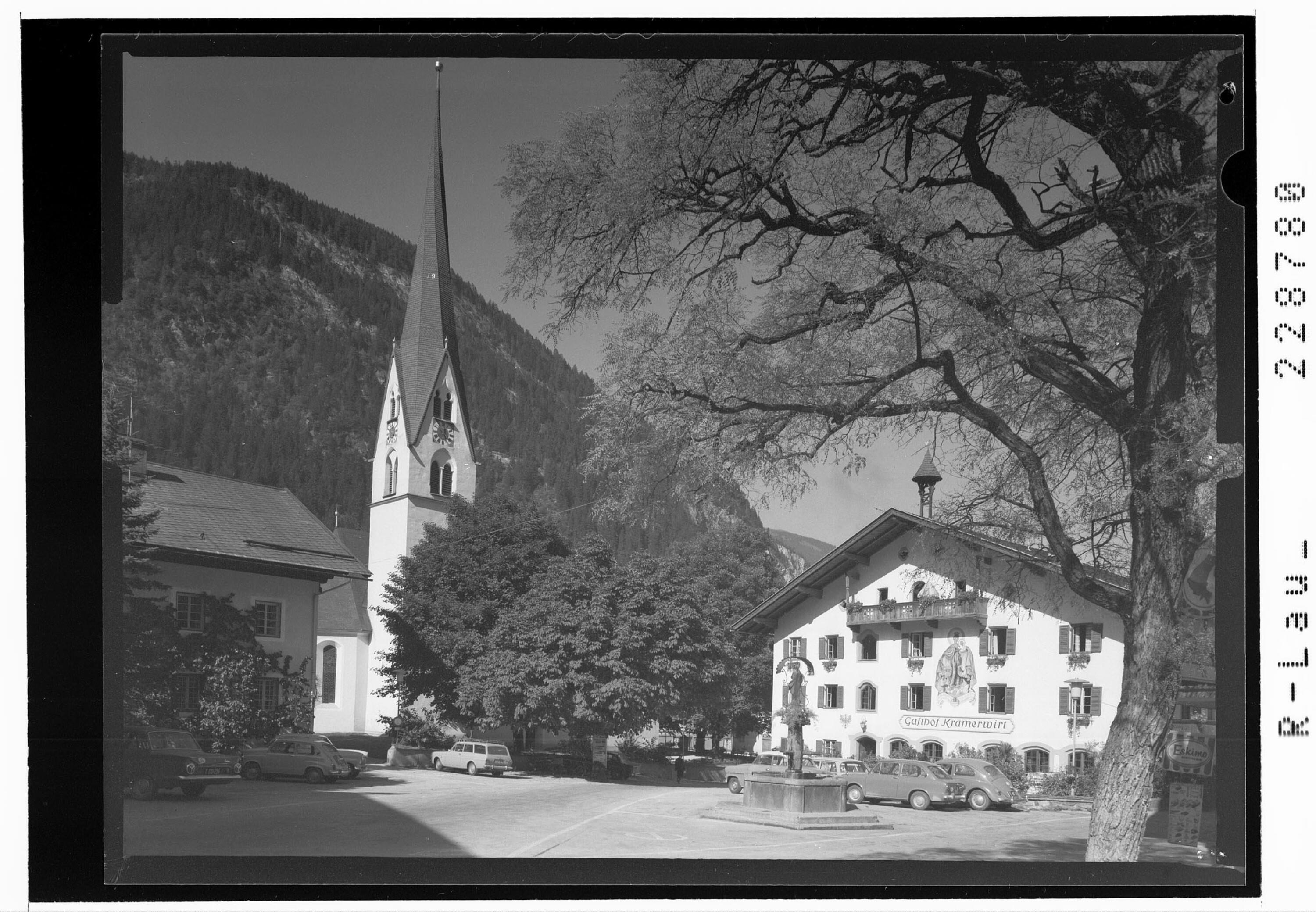 [Mayrhofen im Zillertal / Dorfplatz mit Gasthof Kramerwirt und Pfarrkirche / Tirol]></div>


    <hr>
    <div class=
