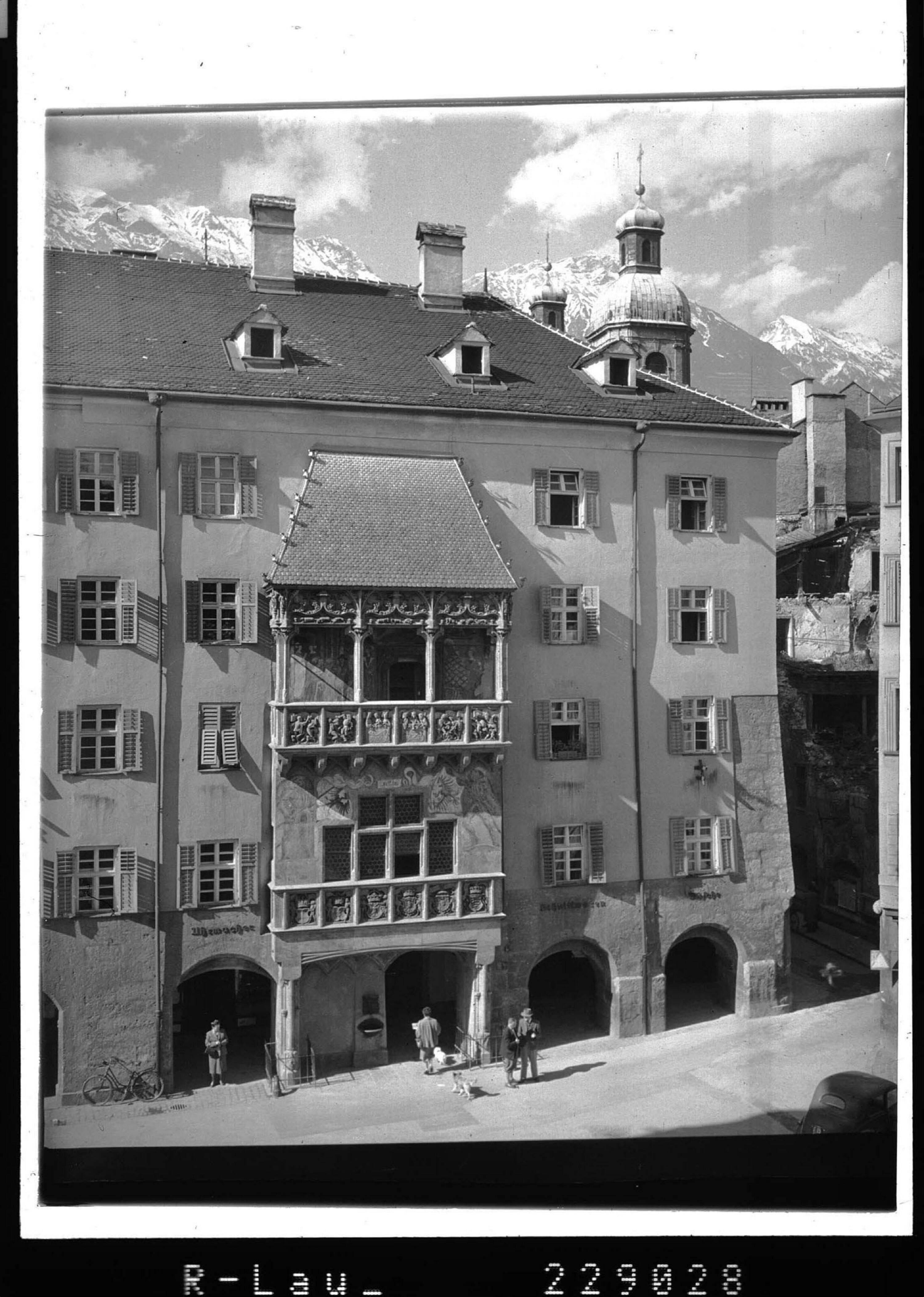 [<<Das>> Goldene Dachl in der Altstadt von Innsbruck gegen Nordkette / Tirol]></div>


    <hr>
    <div class=