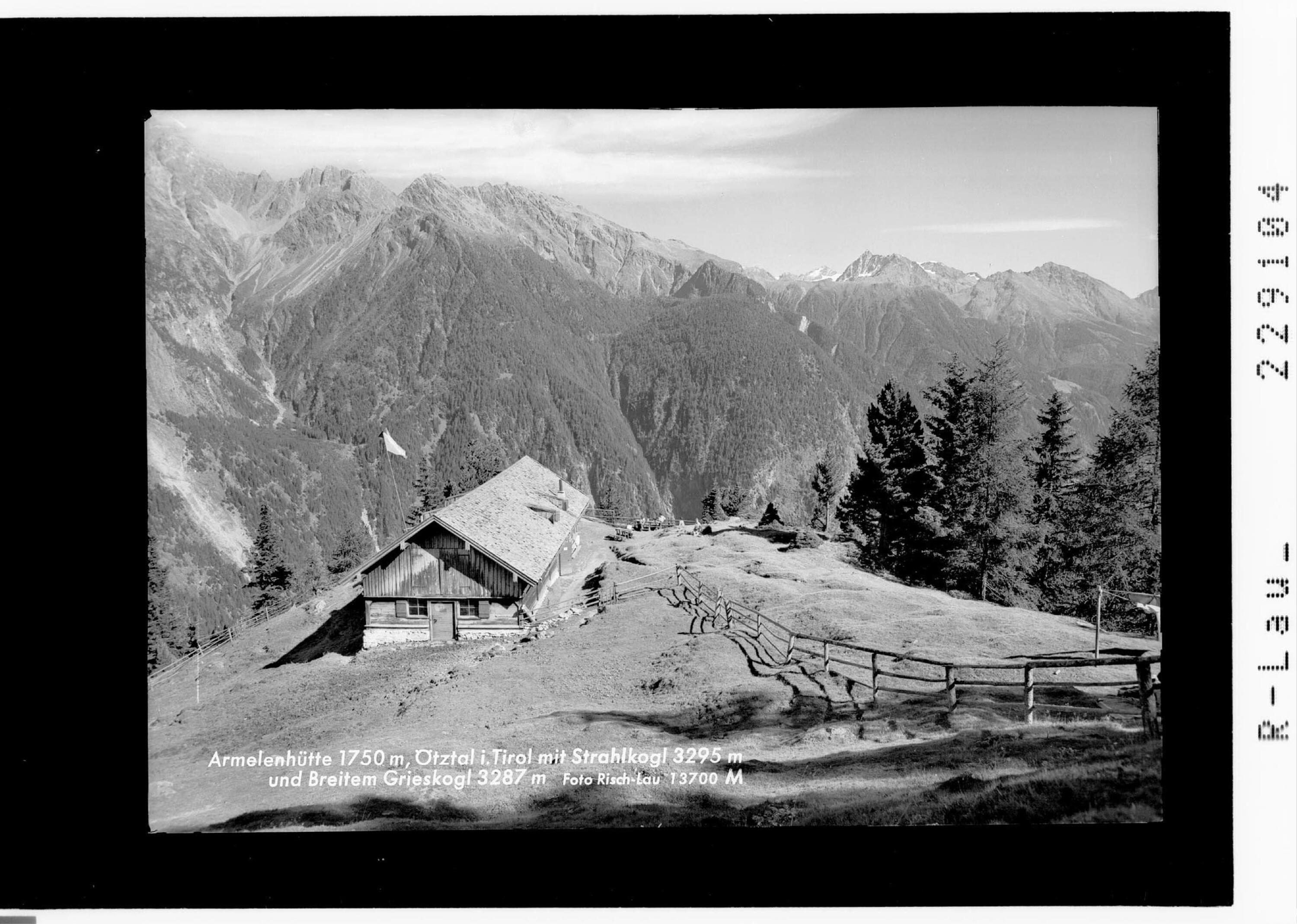 Armelenhütte 1750 m / Ötztal in Tirol mit Strahkogel 3295 m und Breitem Grieskogel 3287 m></div>


    <hr>
    <div class=