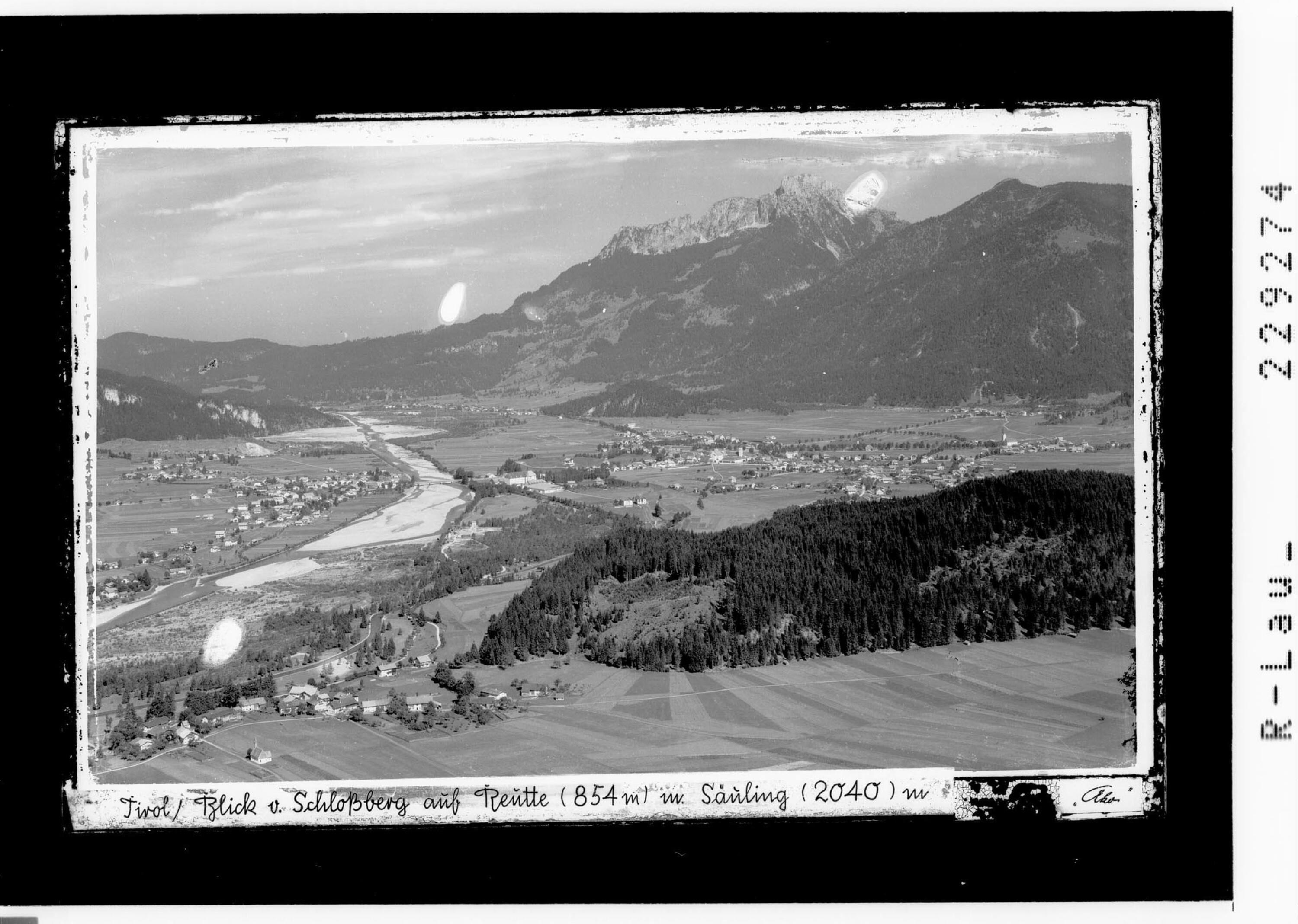 Tirol / Blick vom Schloßberg auf Reutte 854 m mit Säuling 2040 m></div>


    <hr>
    <div class=