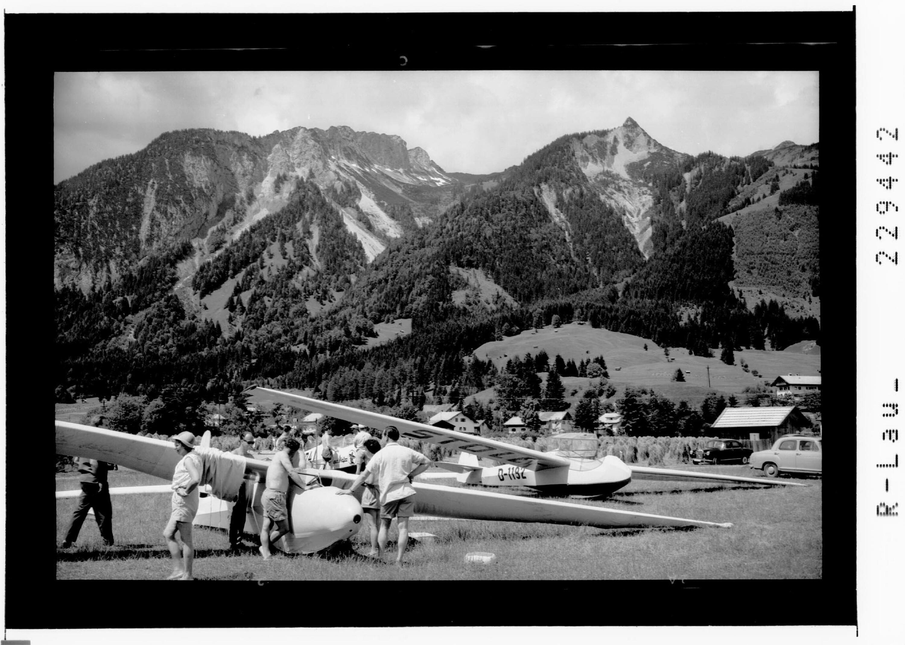 [Segelflugplatz - Höfen bei Reutte im Ausserfern gegen Gaichtspitze und Hornbergl / Tirol]></div>


    <hr>
    <div class=