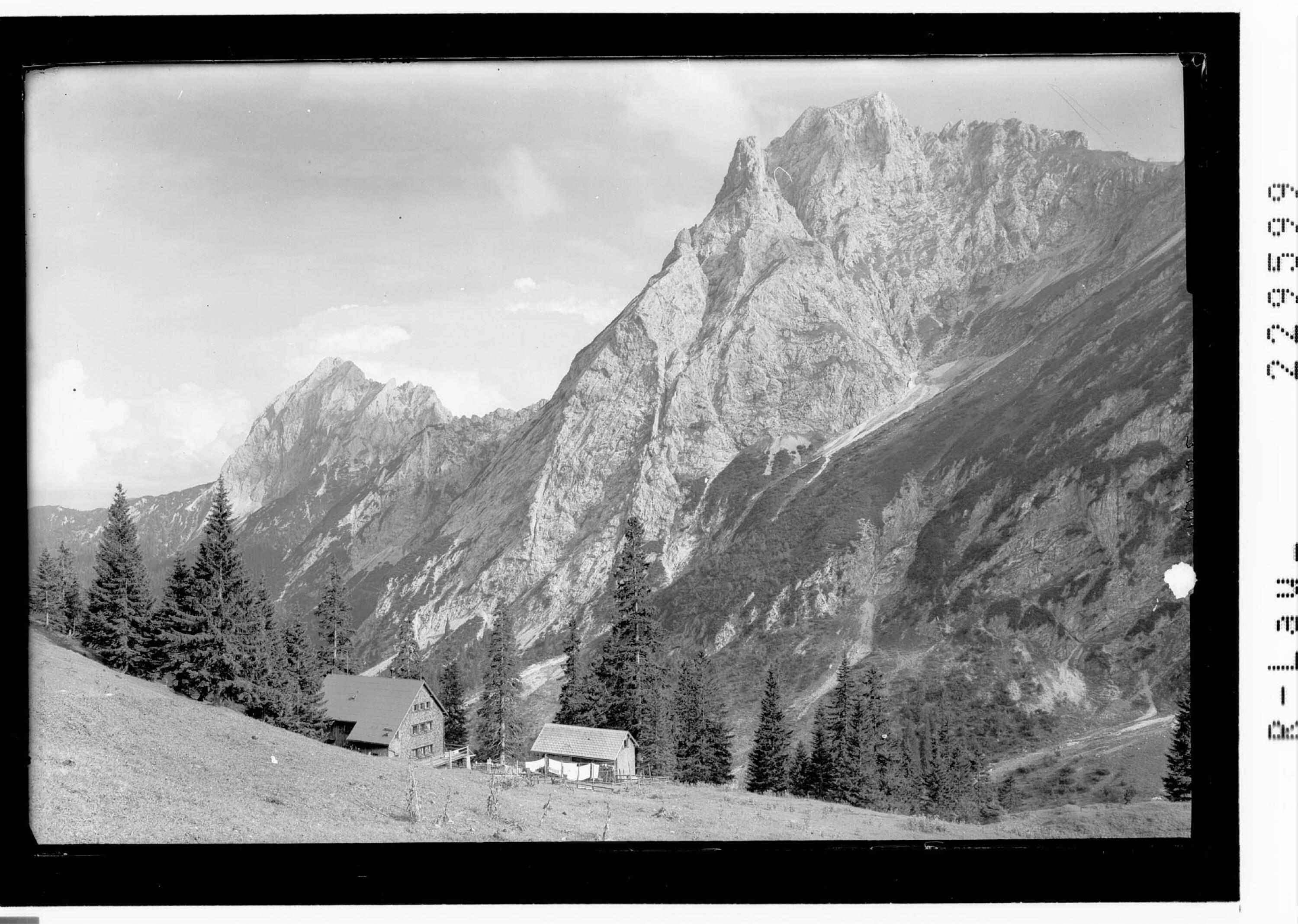 [Otto Mayr Hütte im Raintal gegen Gehrenspitze und Kellenspitze / Tirol]></div>


    <hr>
    <div class=