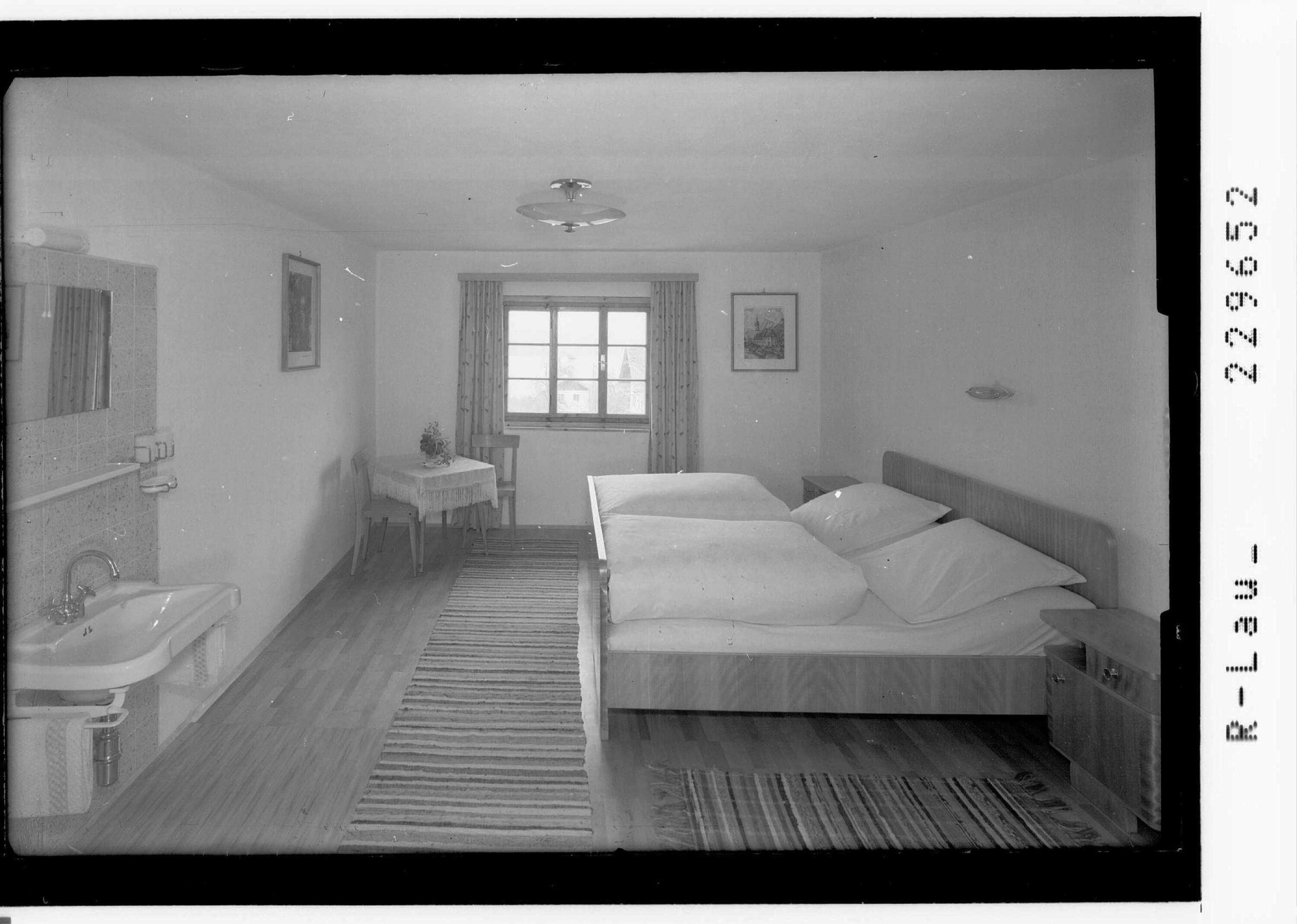 [Fremdenzimmer im Gasthof zum schwarzen Adler in Vils im Ausserfern]></div>


    <hr>
    <div class=