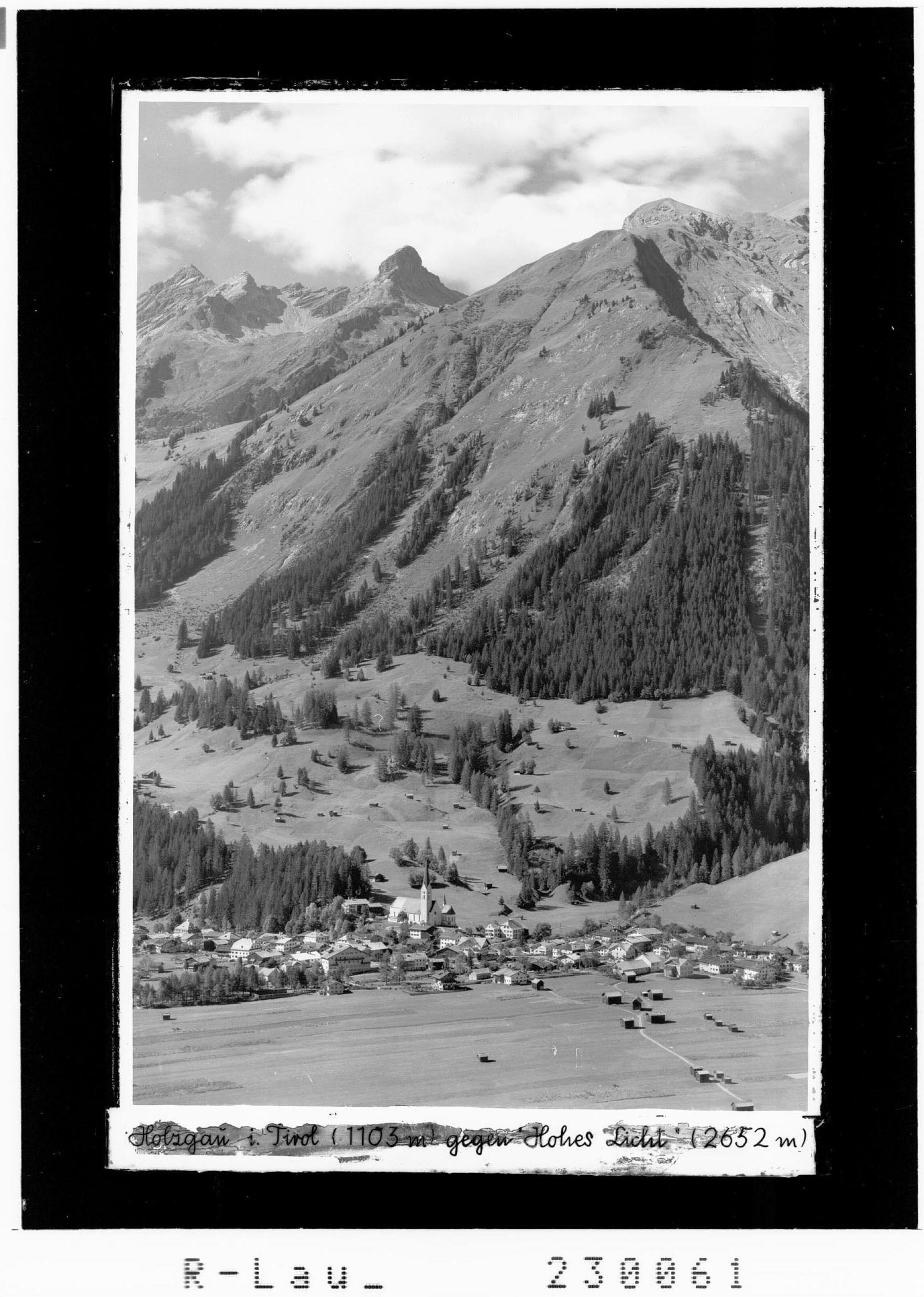 Holzgau in Tirol 1103 m gegen Hohes Licht 2652 m></div>


    <hr>
    <div class=