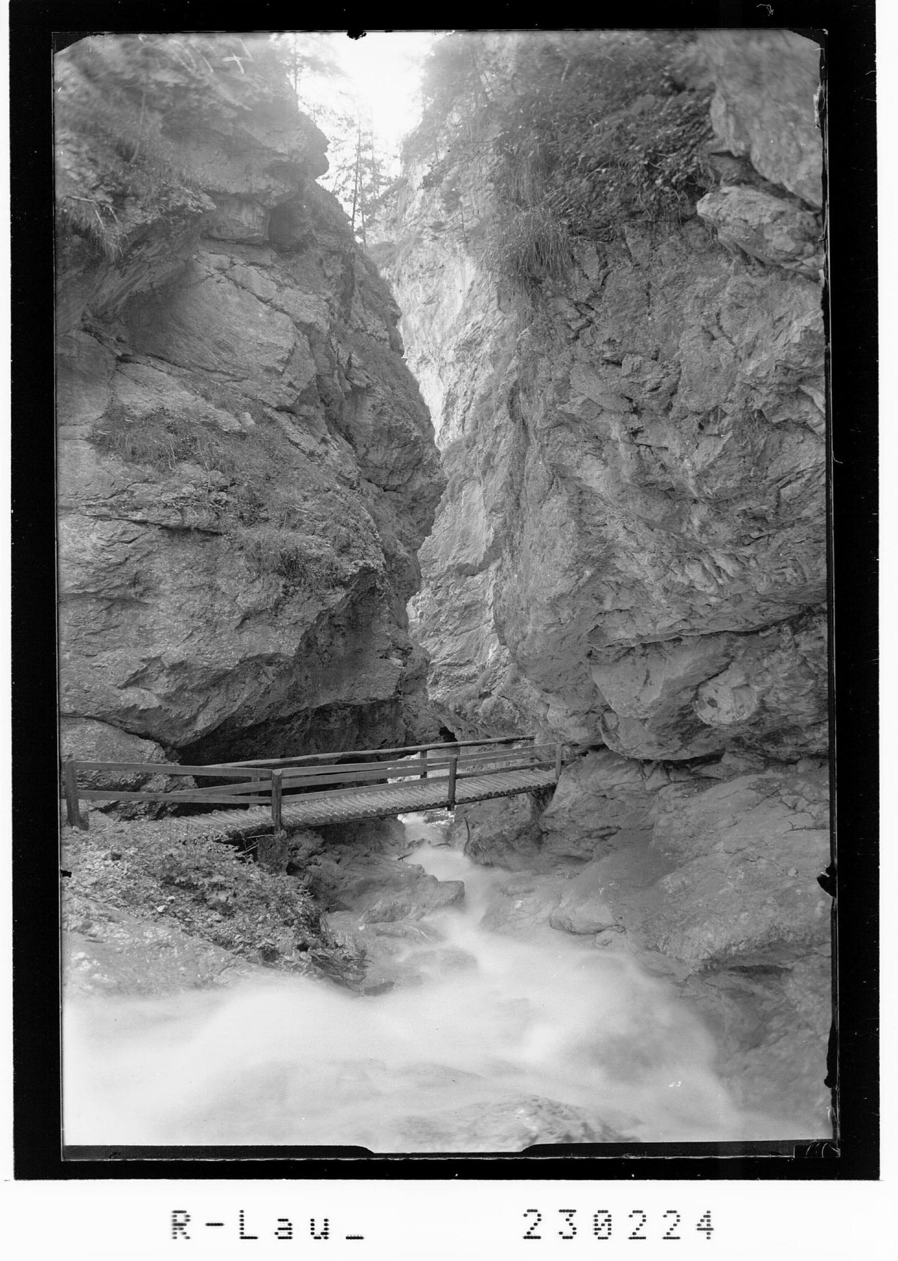 [Rosengartenschlucht bei Imst / Tirol]></div>


    <hr>
    <div class=