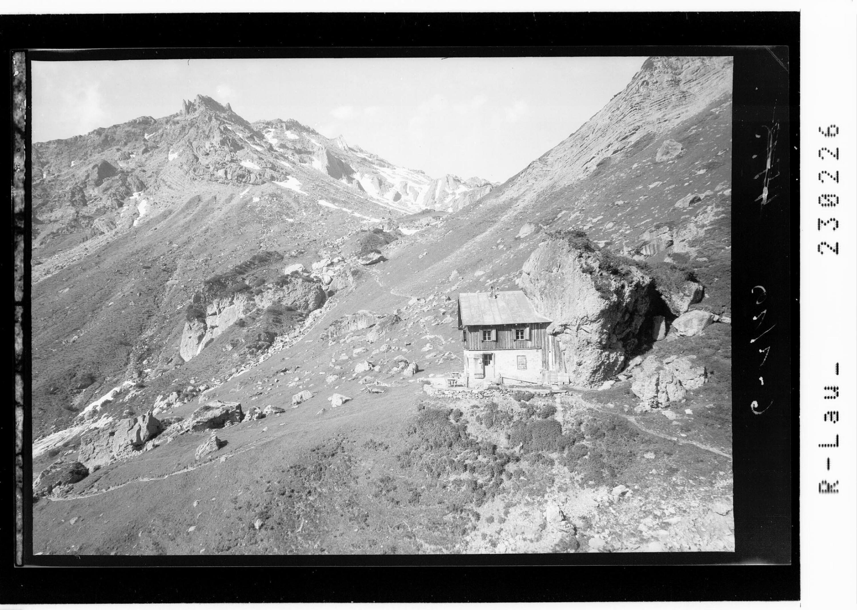[Muttekopf Hütte gegen Hinteres Alpjoch / Tirol]></div>


    <hr>
    <div class=