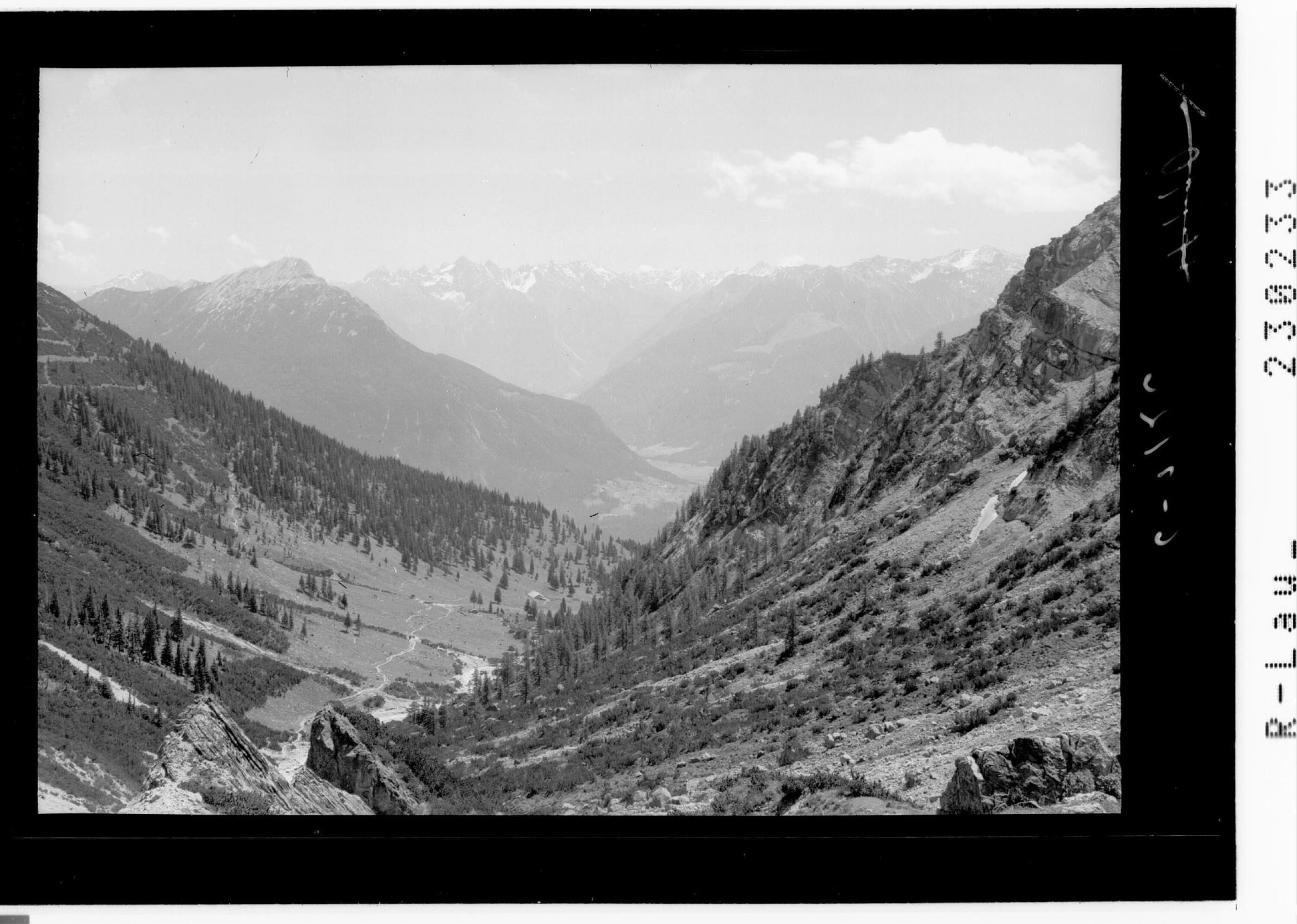 [Blick von der Muttekopf Hütte gegen Tschirgant - Stubaier Alpen und Ötztaler Alpen]></div>


    <hr>
    <div class=