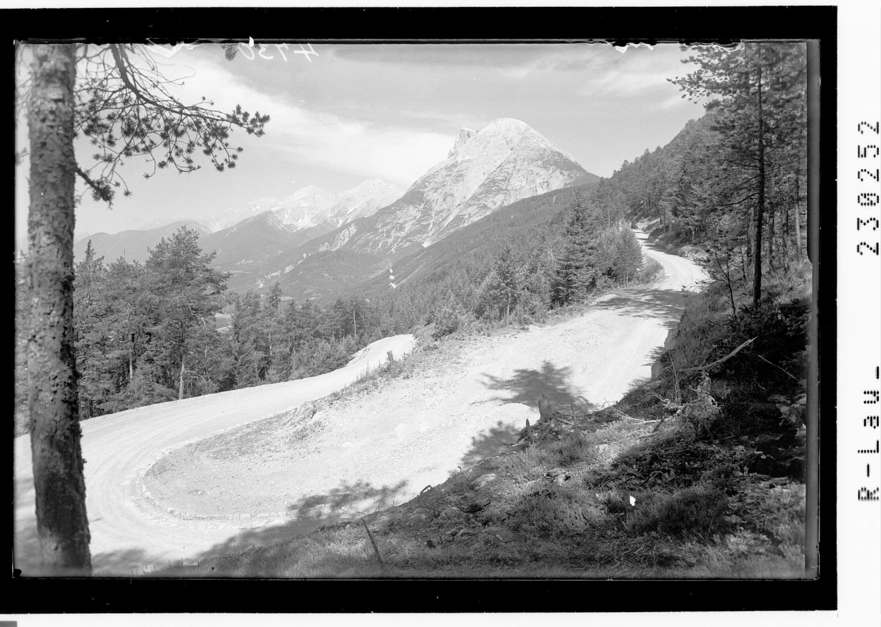 [Blick von der Strasse nach Mösern zum Mieminger Gebirge / Tirol]></div>


    <hr>
    <div class=