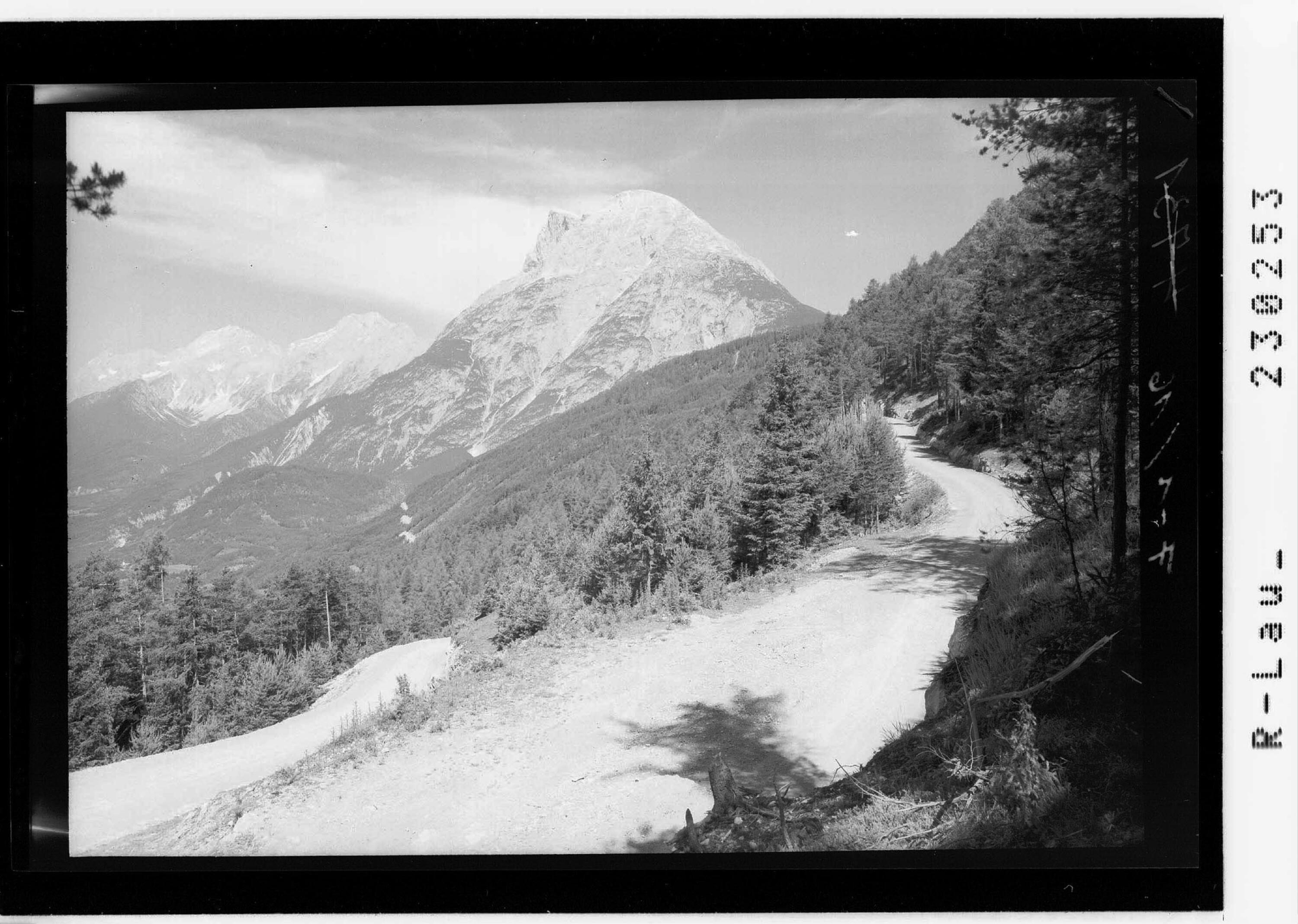 [Blick von der Strasse nach Mösern zum Mieminger Gebirge / Tirol]></div>


    <hr>
    <div class=