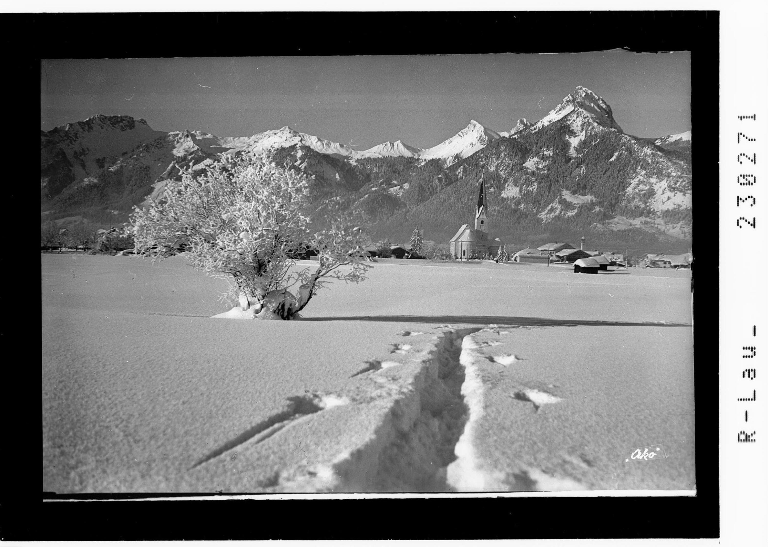 [Breitenwang bei Reutte im Ausserfern gegen Tannheimergruppe mit Hahnenkamm und Gehrenspitze / Tirol]></div>


    <hr>
    <div class=