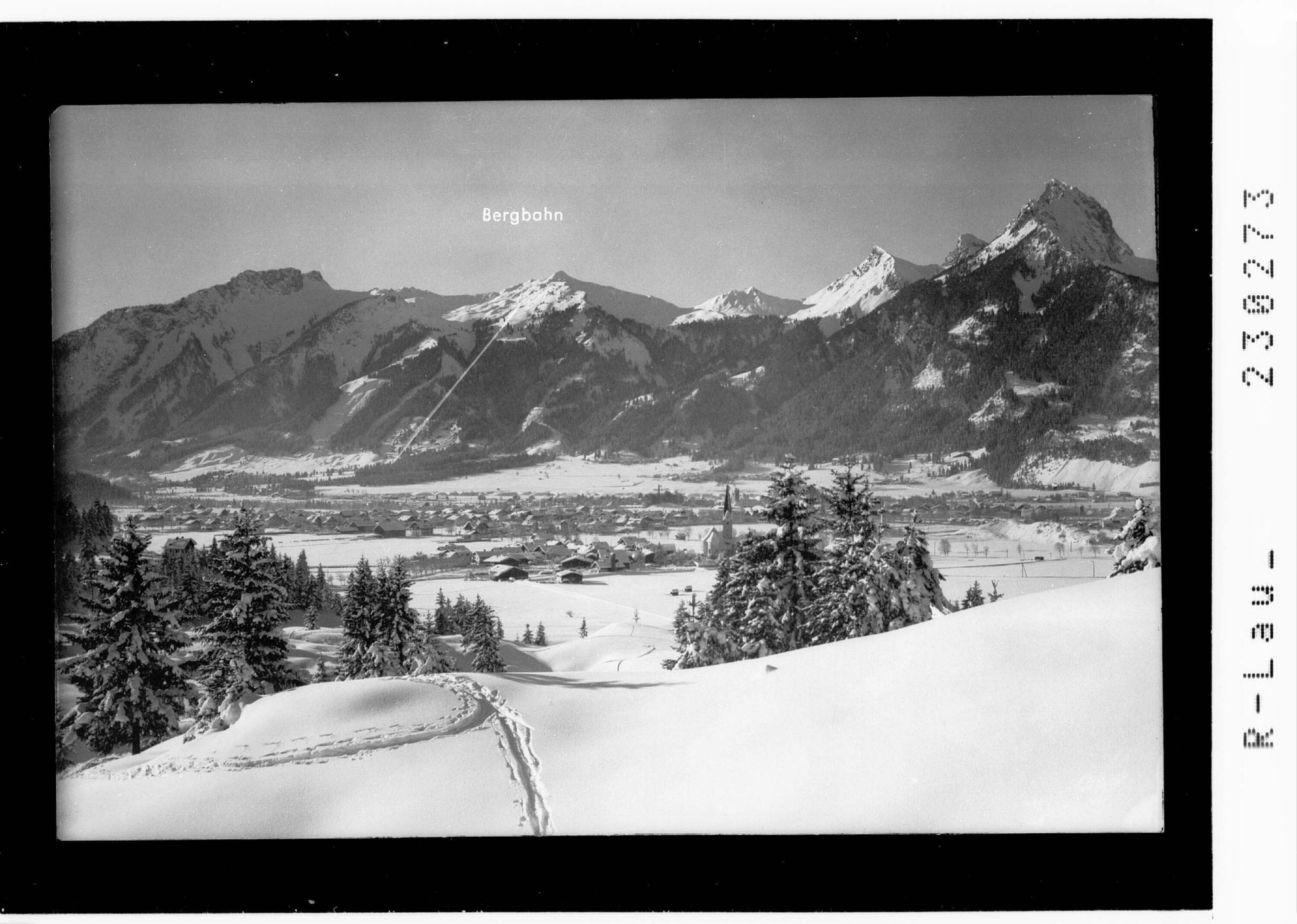 [Breitenwang und Reutte im Ausserfern gegen Tannheimergruppe mit Hahnenkamm und Gehrenspitze / Tirol]></div>


    <hr>
    <div class=