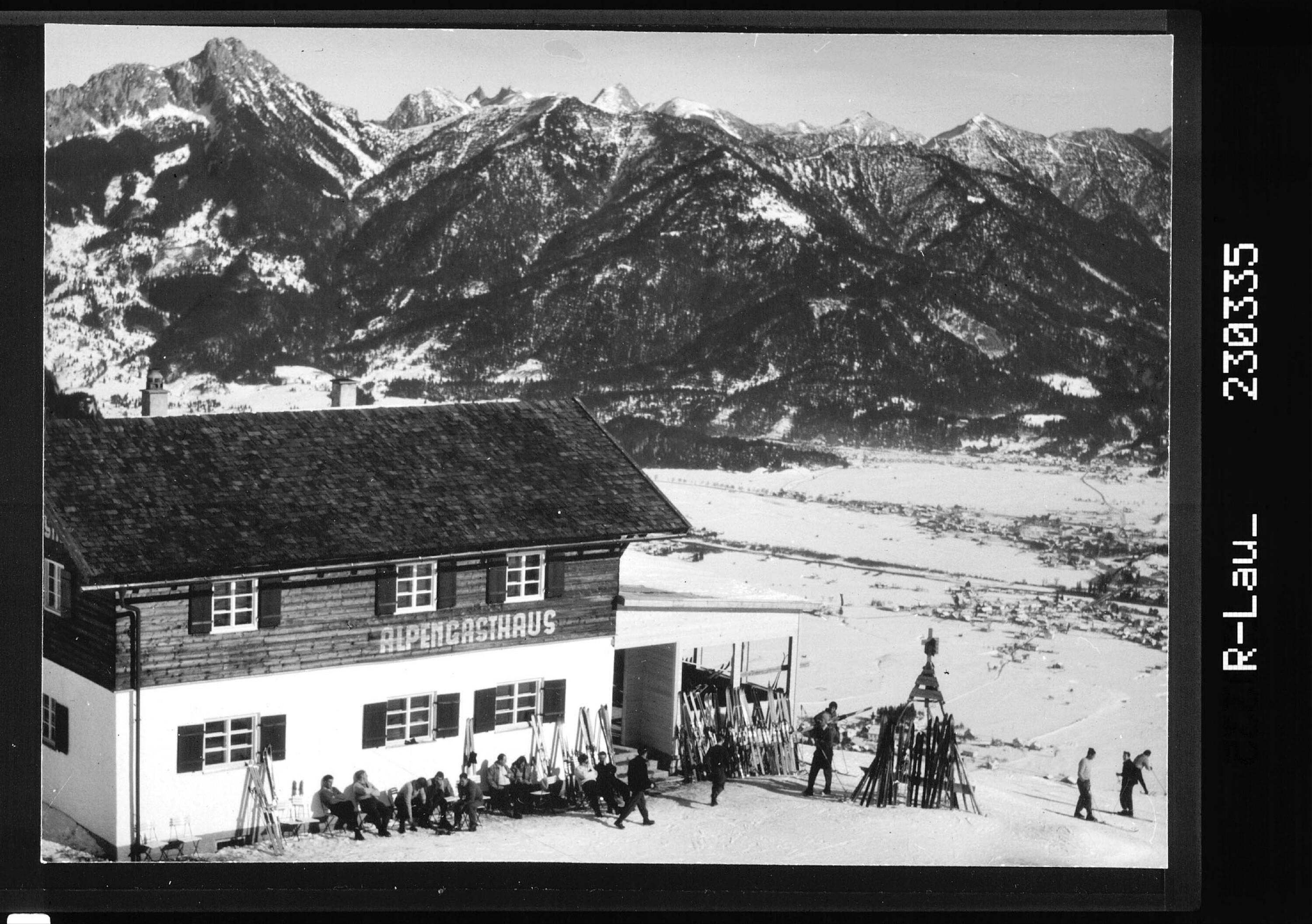 [Alpengasthaus Singer auf der Höfener Alpe mit Blick auf Reutte und Ammergauer Alpen mit Säuling und Hochplatte / Ausserfern / Tirol]></div>


    <hr>
    <div class=