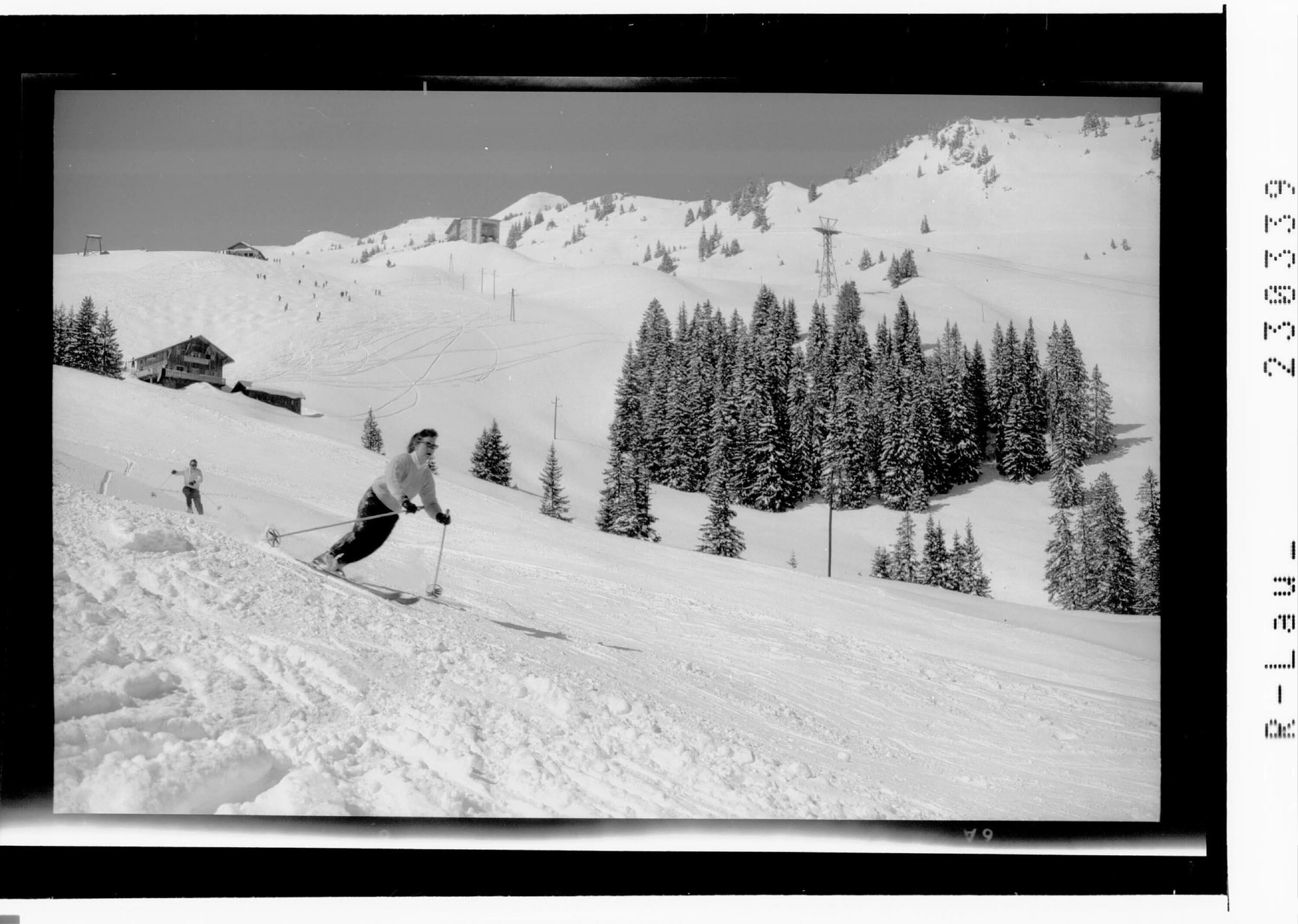 [Skiabfahrt von der Höfener Alpe mit Blick zum Hahnenkamm / Ausserfern / Tirol]></div>


    <hr>
    <div class=