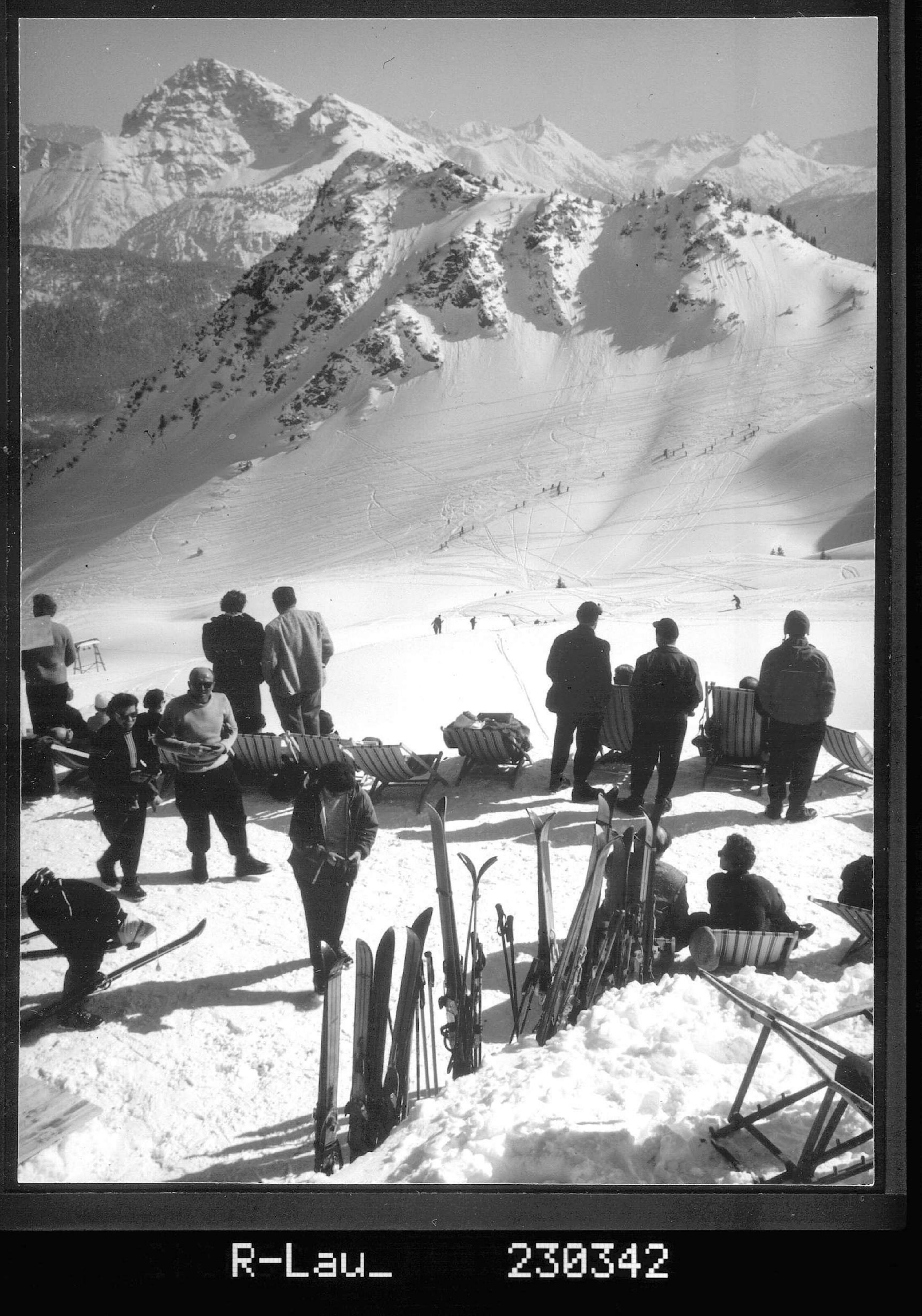 [Blick von der Bergstation der Hahnenkammbahn bei Reutte im Ausserfern gegen Hornbergl und Thaneller / Tirol]></div>


    <hr>
    <div class=