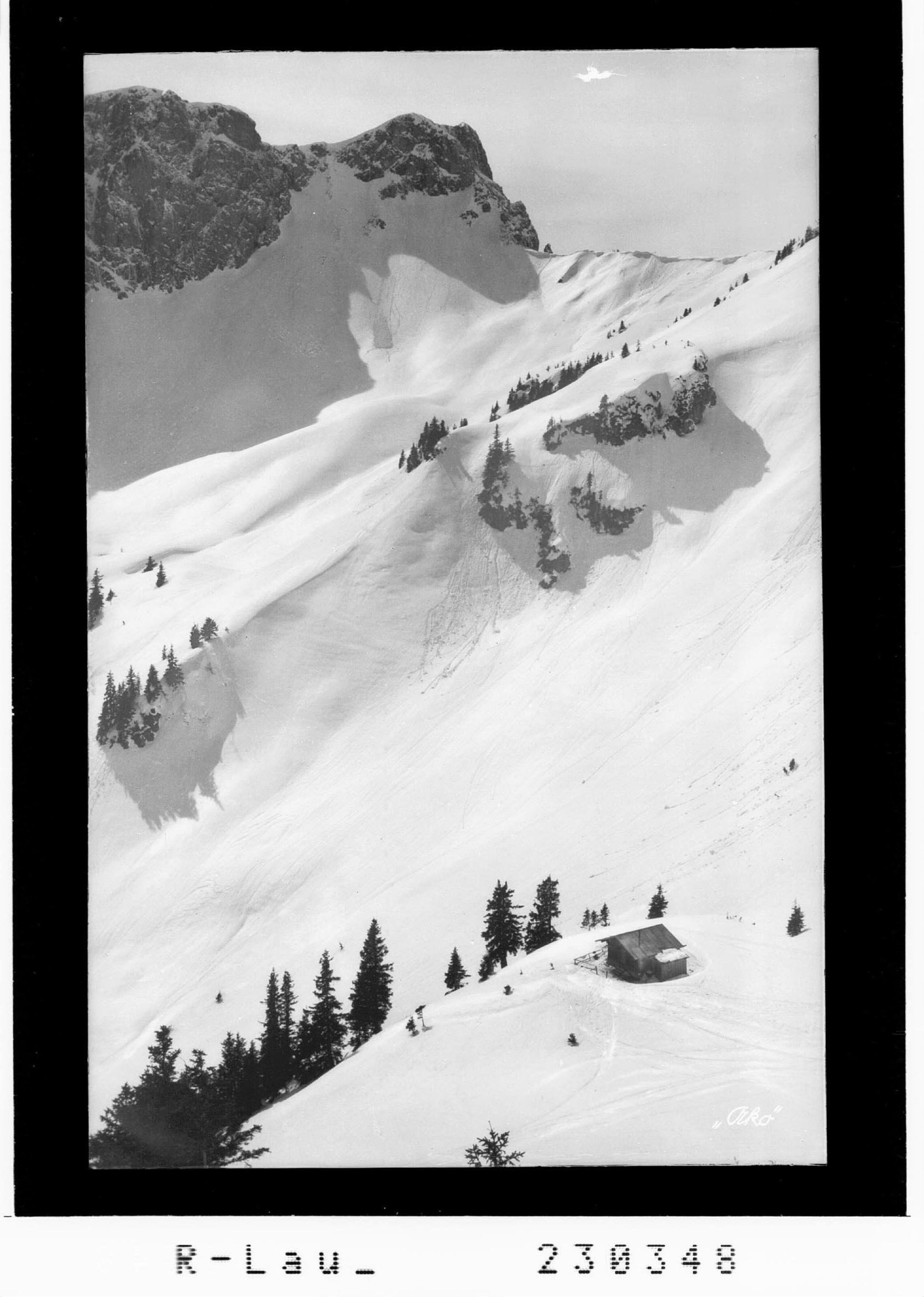 [Schlepplift auf der Höfener Alpe mit Blick zur Gaichtspitze Ausserfern / Tirol]></div>


    <hr>
    <div class=