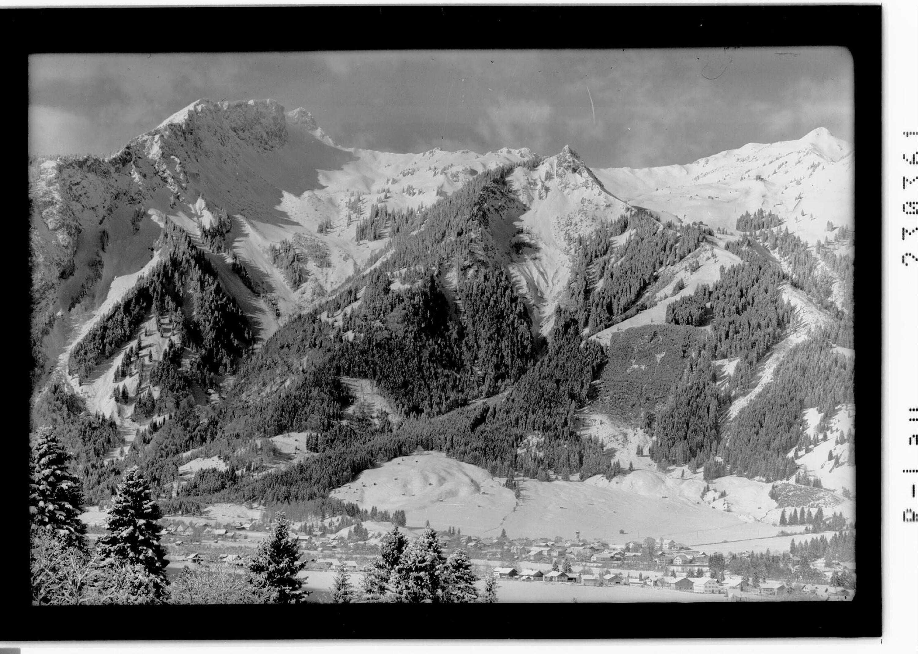 [Ehenbichl und Höfen bei Reutte im Ausserfern mit Gaichtspitze und Hahnenkamm / Tirol]></div>


    <hr>
    <div class=