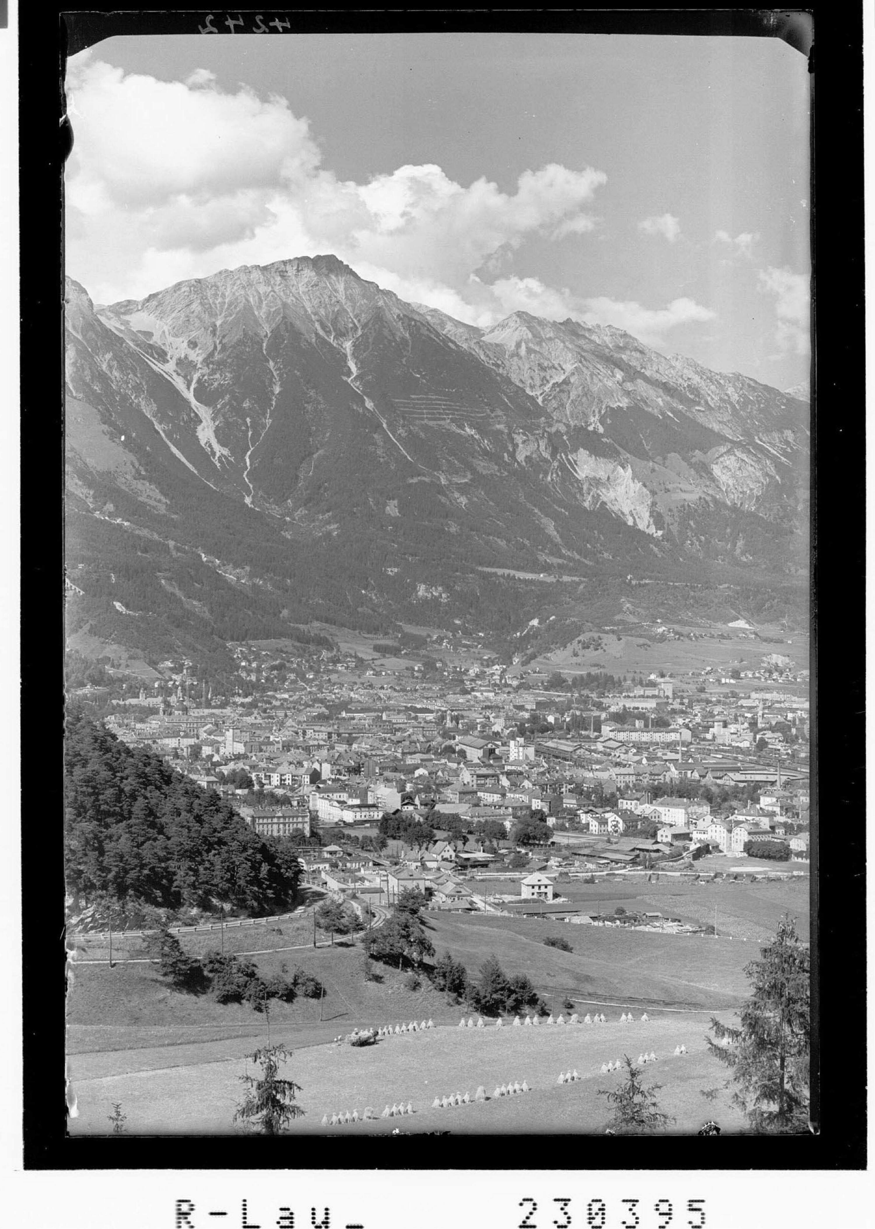 [Innsbruck gegen Nordkette mit Rumer Spitze / Tirol]></div>


    <hr>
    <div class=