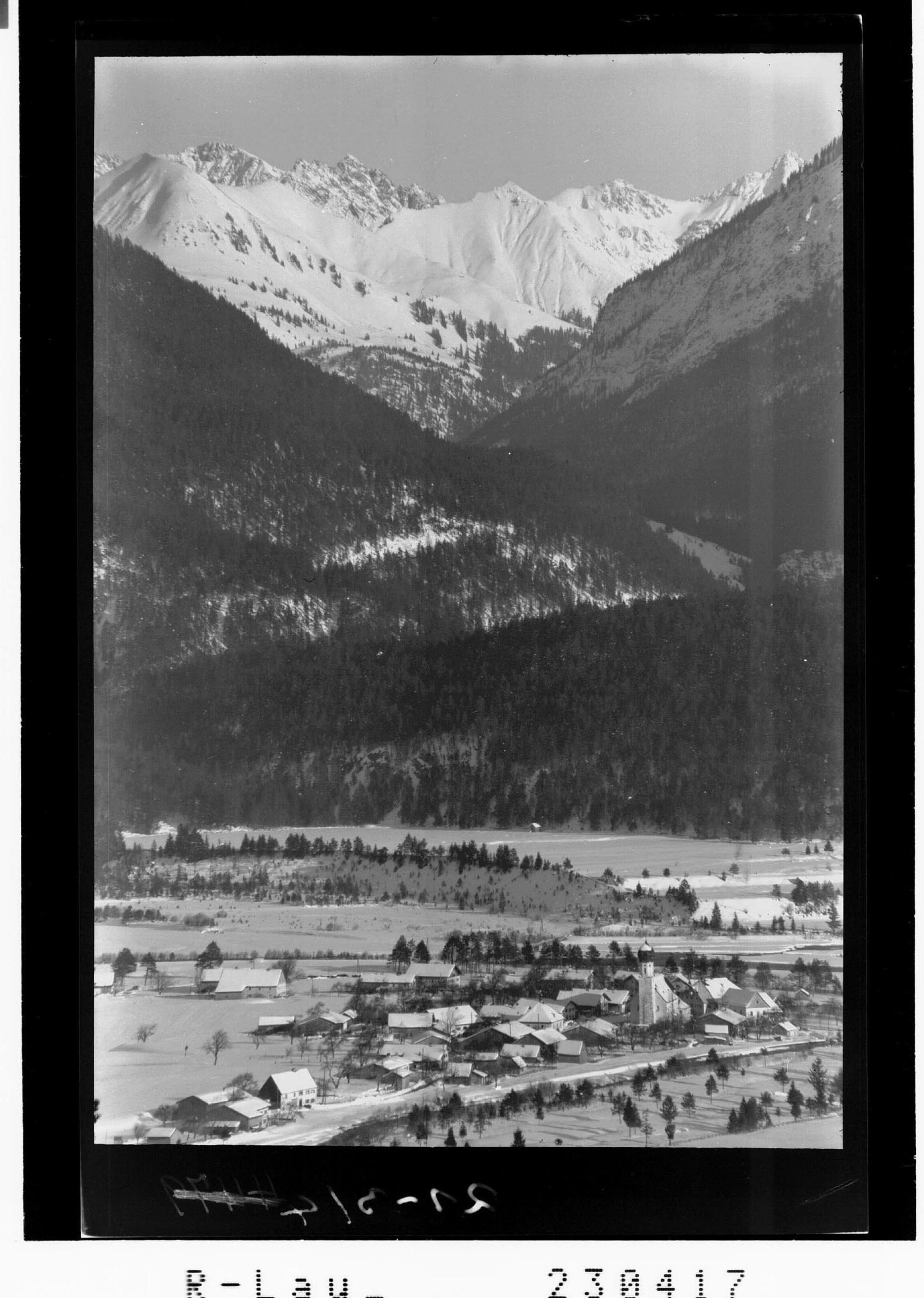 [Weissenbach im Ausserfern gegen Loreagruppe / Tirol]></div>


    <hr>
    <div class=