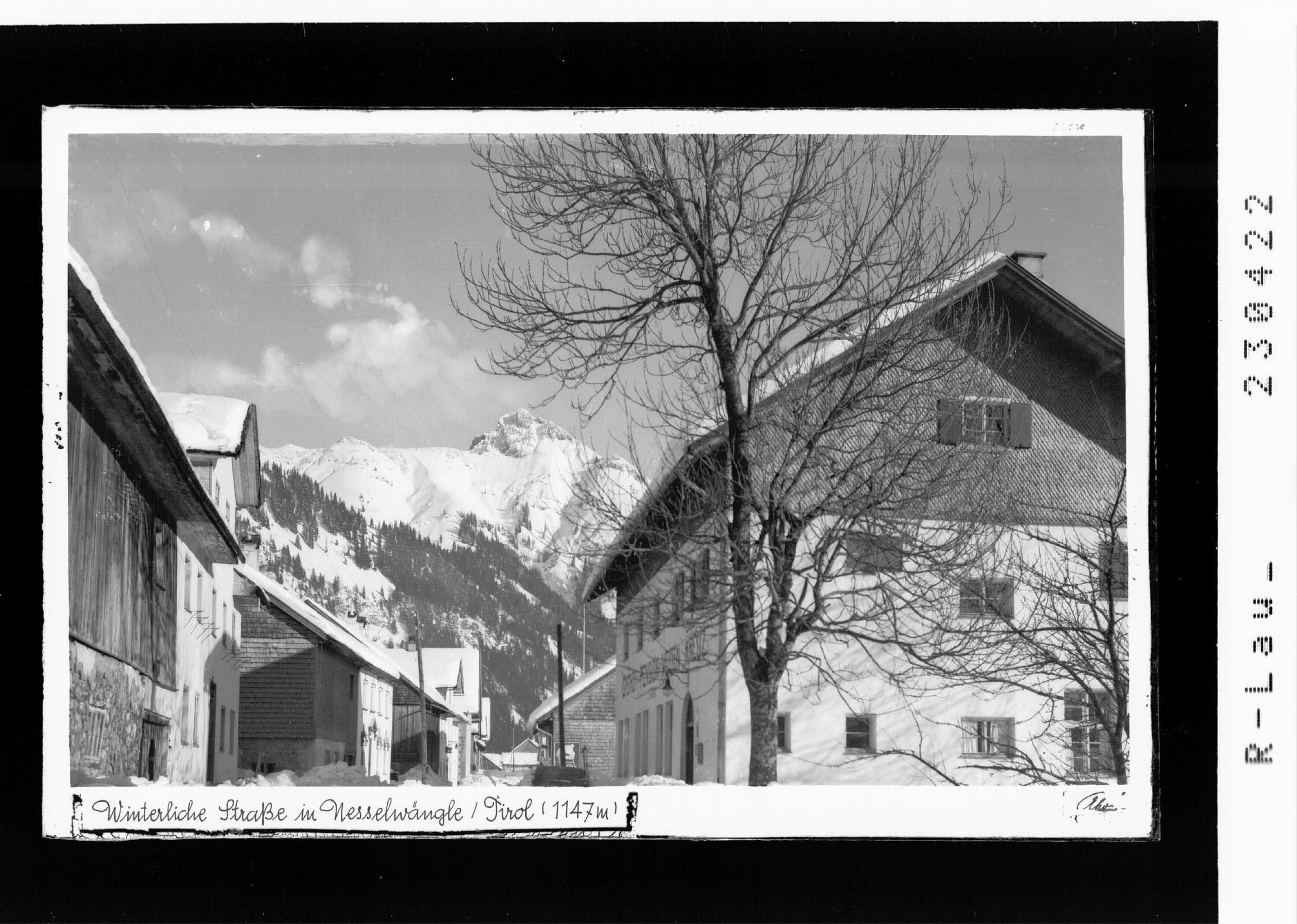 Winterliche Straße in Nesselwängle / Tirol ( 1147 m )></div>


    <hr>
    <div class=