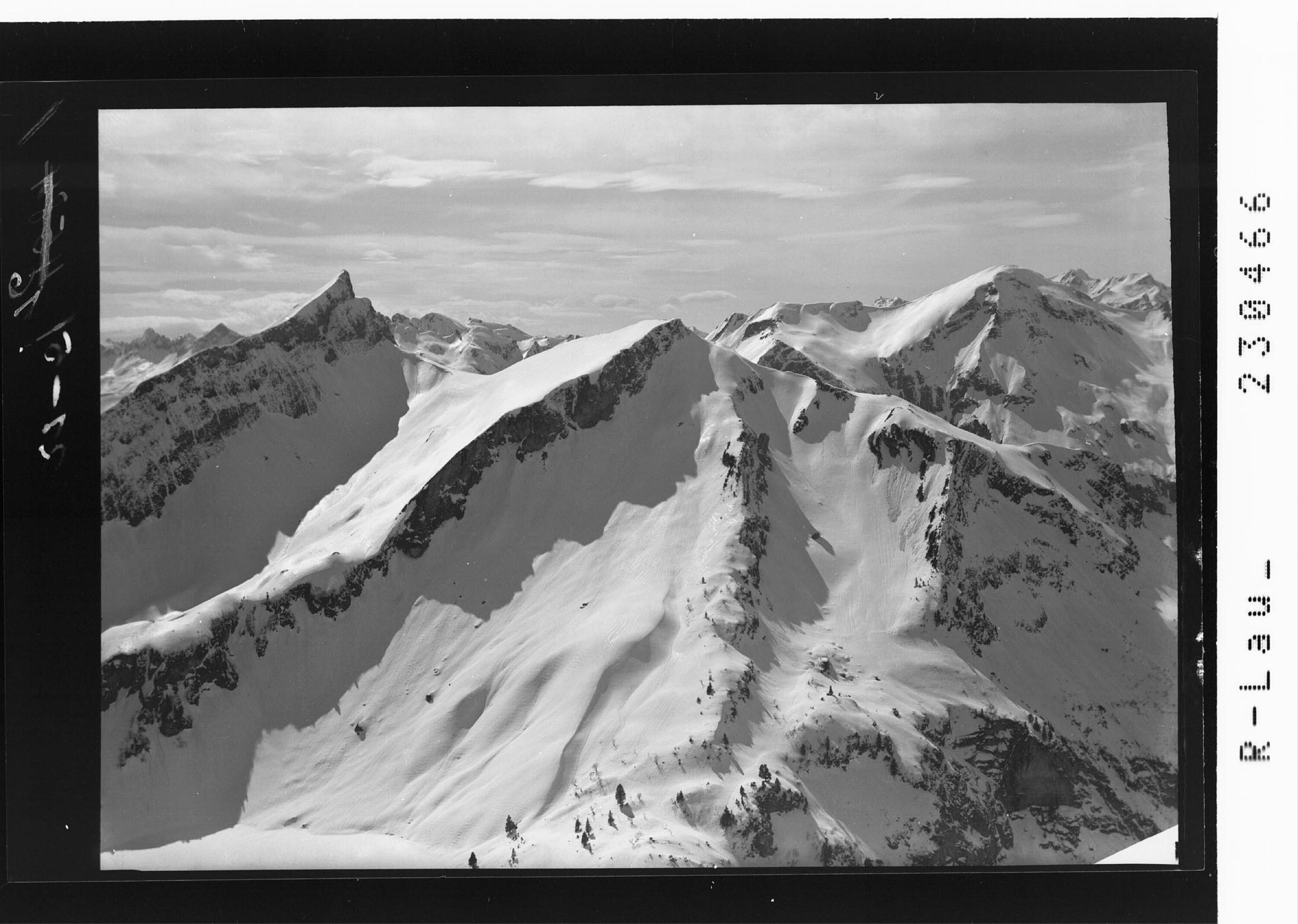 [Traunalpsee mit Roter Spitze - Geierköpfle und Kugelhorn / Ausserfern / Tirol]></div>


    <hr>
    <div class=