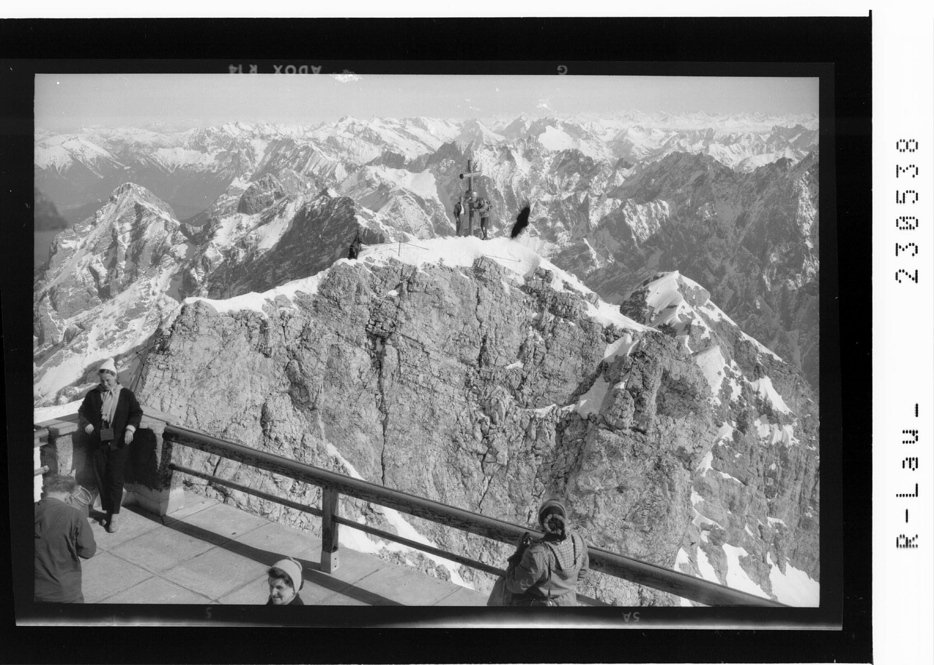 [Blick von der Zugspitze gegen Dreitorspitzen und Karwendelgebirge]></div>


    <hr>
    <div class=