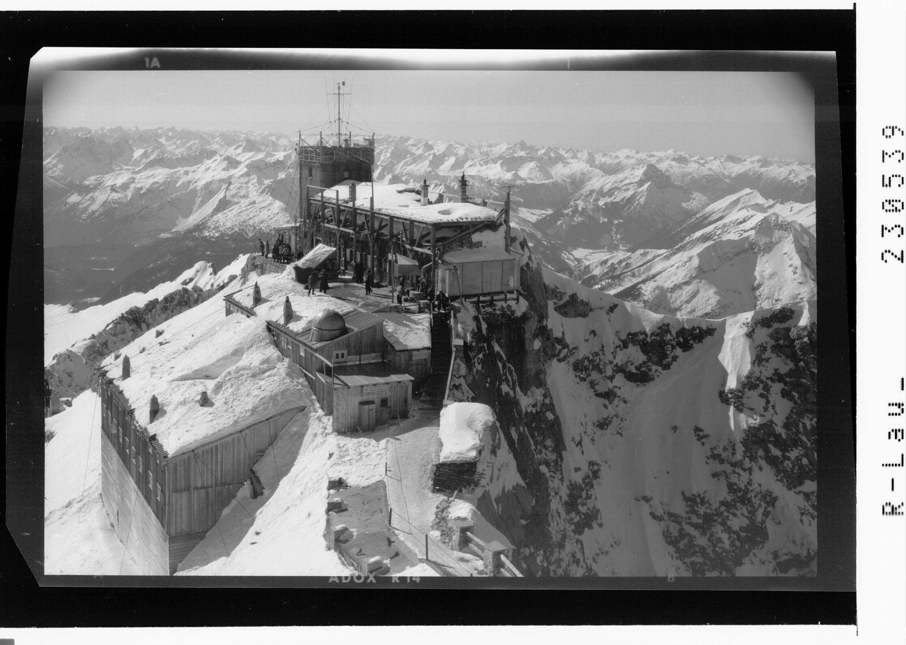 [Blick von der Zugspitze gegen Lechtaler Alpen und Allgäuer Alpen]></div>


    <hr>
    <div class=