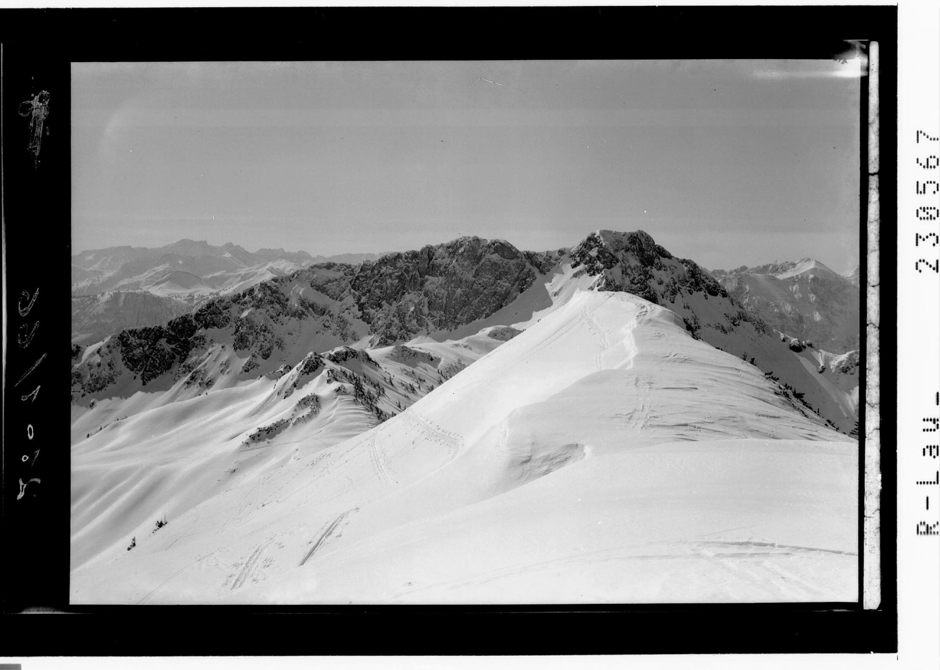 [Hahnenkamm gegen Gaichtspitze und Lechtaler Alpen mit Heiterwand und Schwarzhanskarspitze / Ausserfern / Tirol]></div>


    <hr>
    <div class=