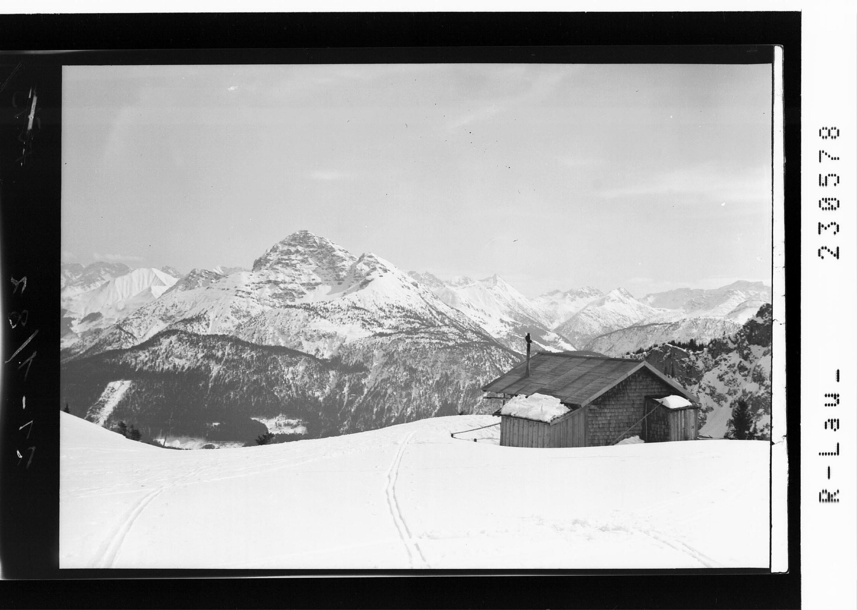 [Skihütte auf der Höfener Alpe mit Blick zum Thaneller / Ausserfern / Tirol]></div>


    <hr>
    <div class=