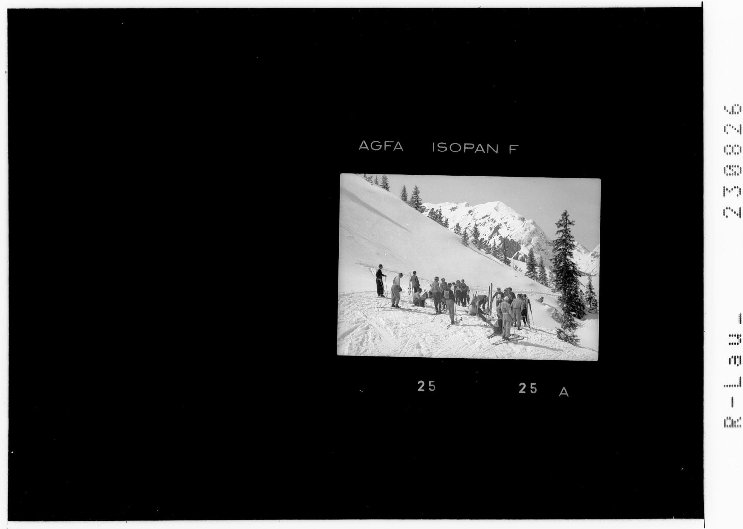 [Skirennläufer bei den Landesmeisterschaften 1948 in Lech am Arlberg vor dem Start zum Slalom]></div>


    <hr>
    <div class=