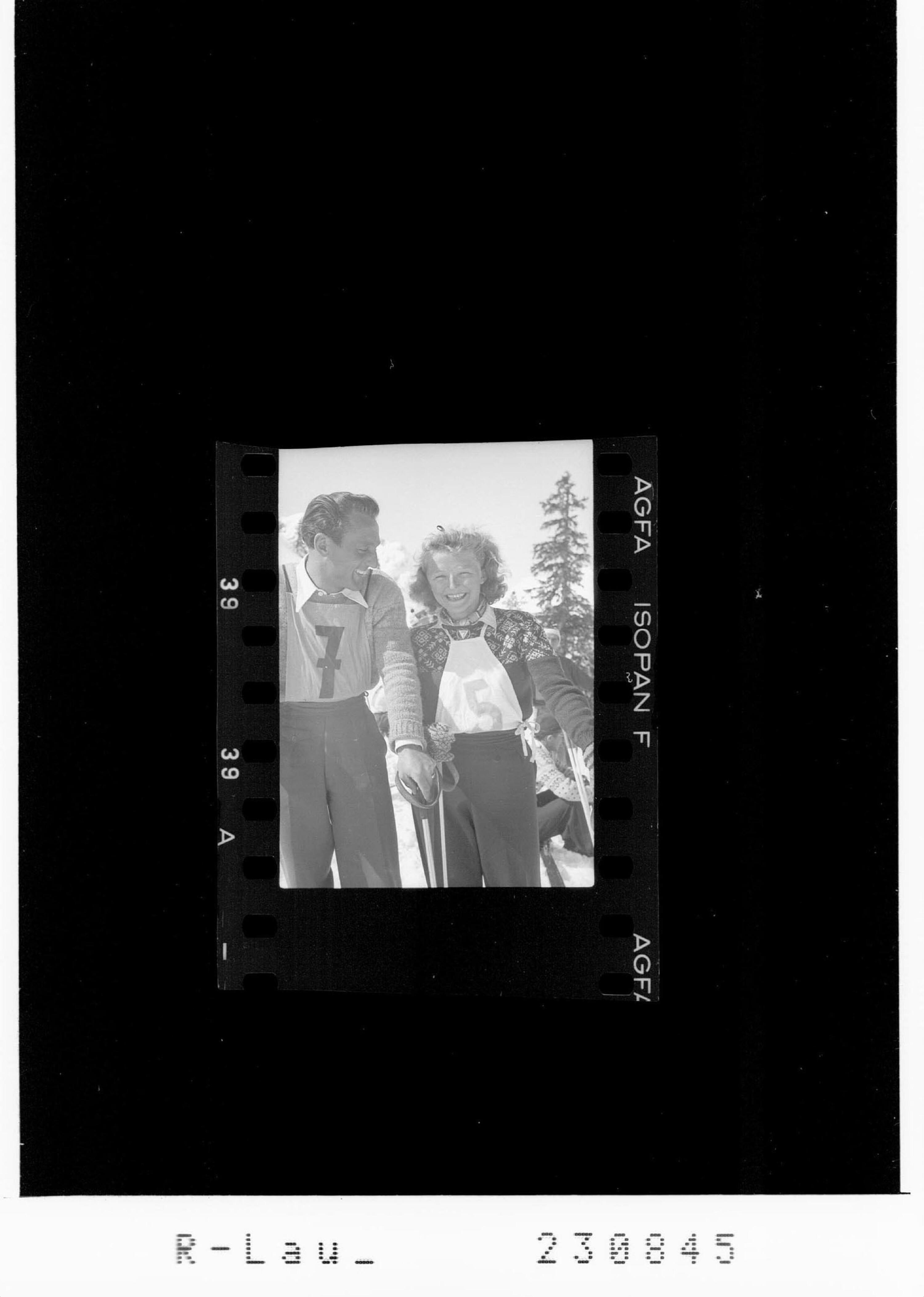 [Frau Buchner-Fischer und Wipfelder Robert vom Skiclub Garmisch-Partenkirchen beim Mahdlochrennen 1948 in Lech am Arlberg]></div>


    <hr>
    <div class=