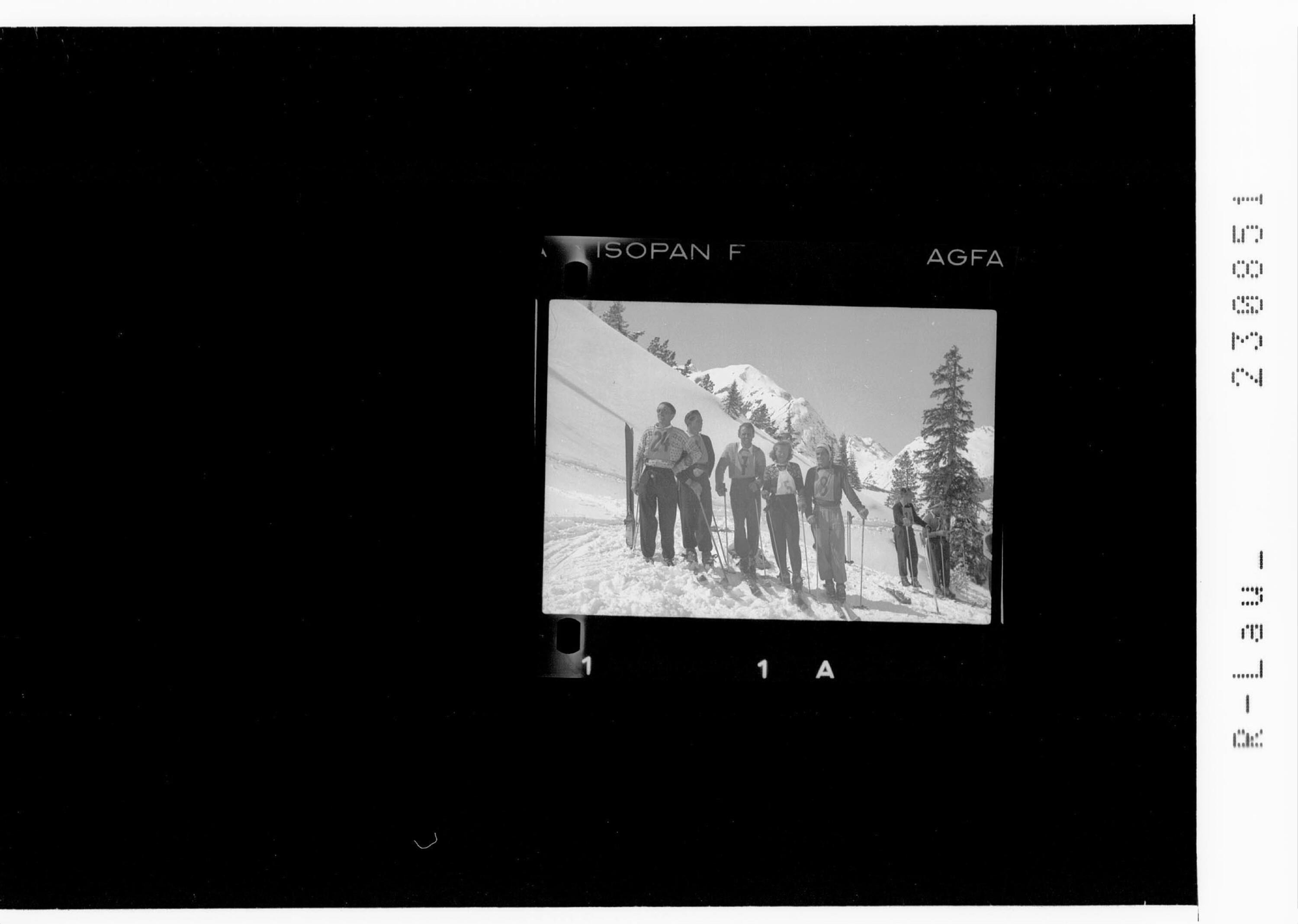 [Gästeklasse aus Garmisch-Partenkirchen beim Mahdlochrennen 1948 in Lech am Arlberg]></div>


    <hr>
    <div class=