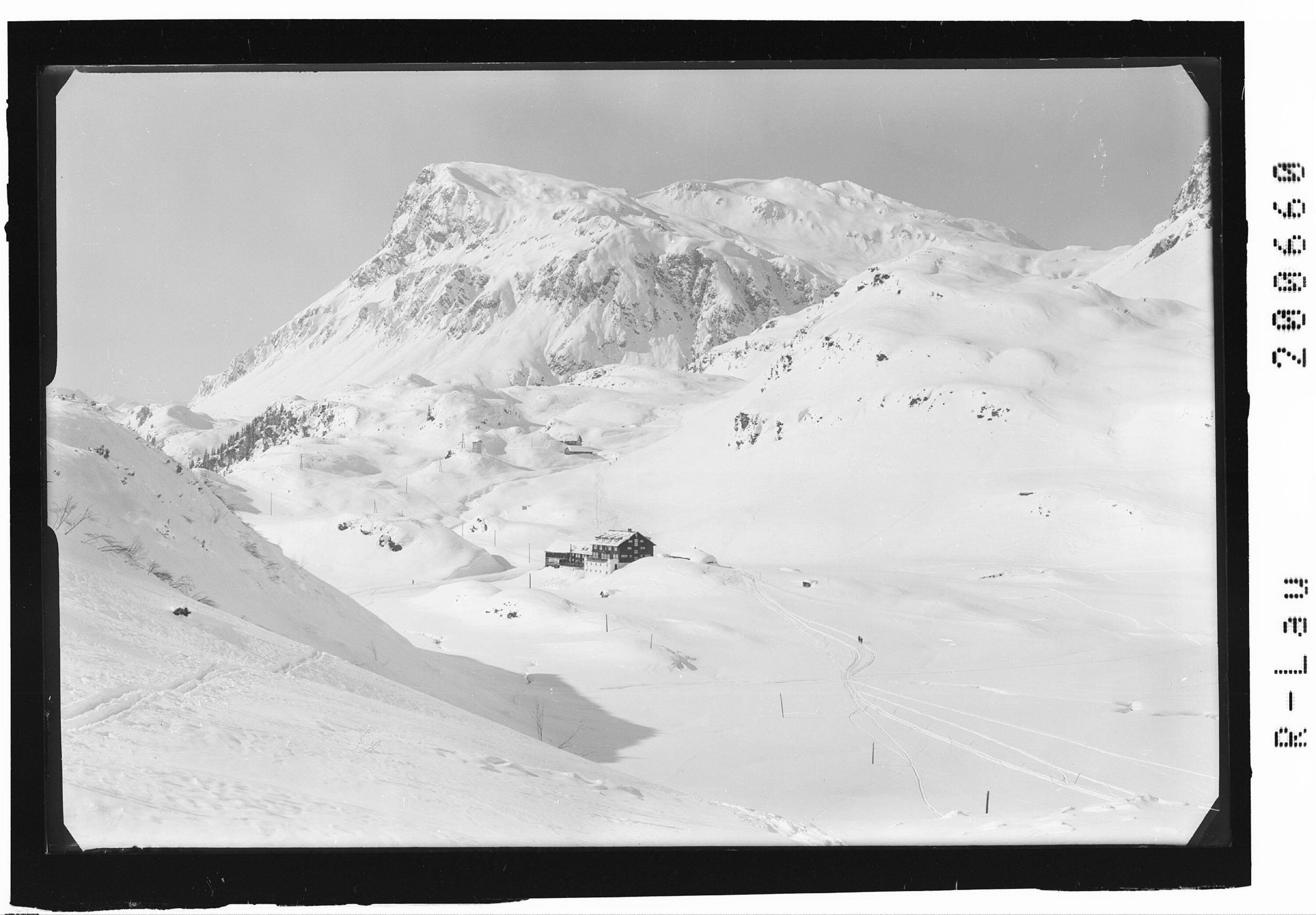 Alpenhaus Zeinisjoch 1820 m gegen Versailspitze 2464 m></div>


    <hr>
    <div class=