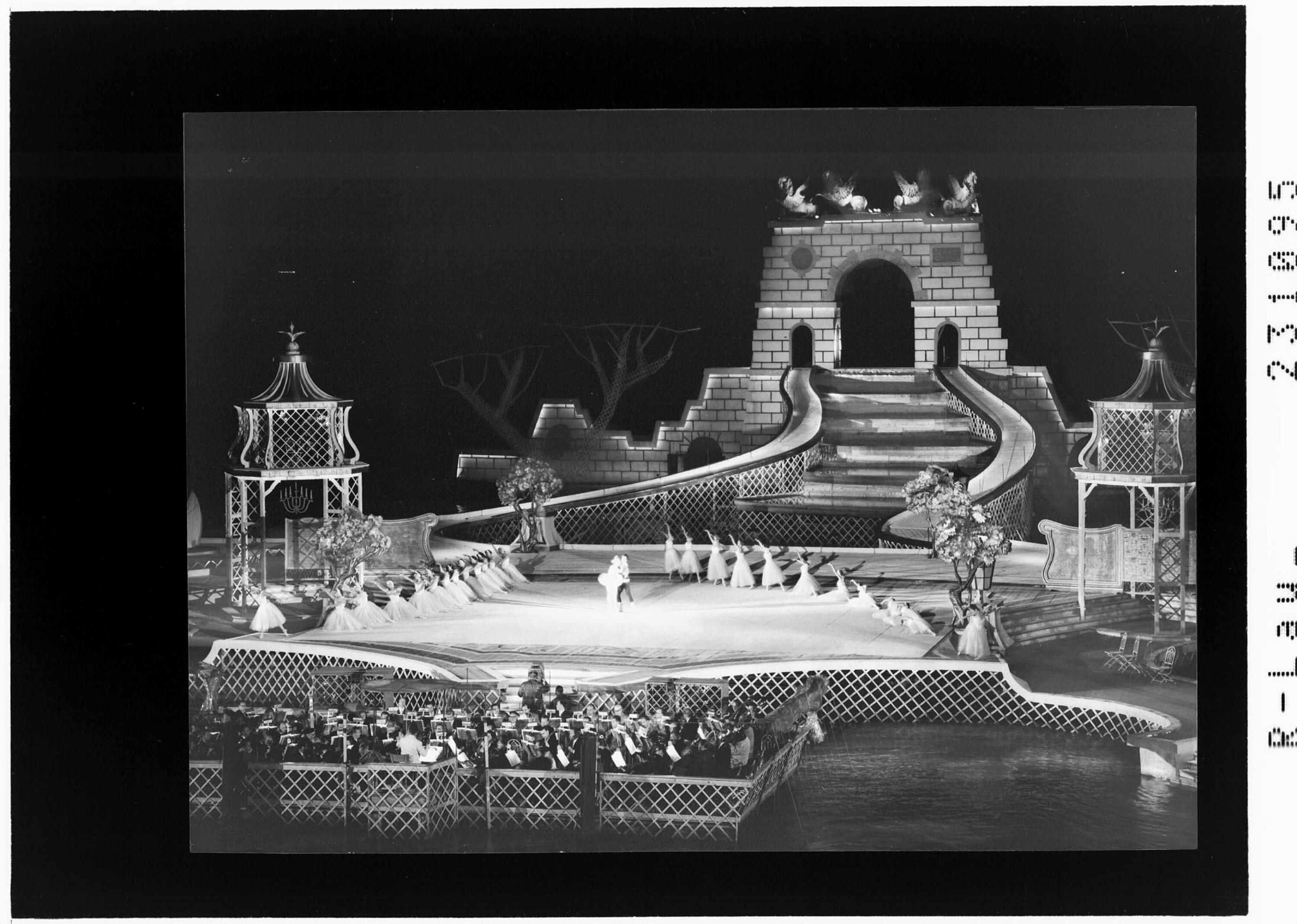 [Bregenzer Festspiele 1960 / Ballett auf dem See - Schwanensee]></div>


    <hr>
    <div class=