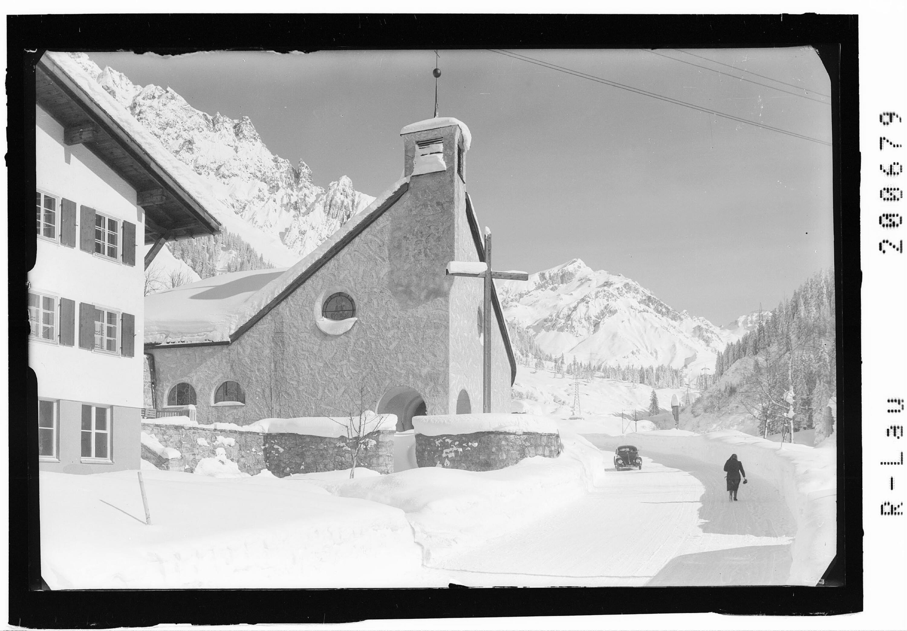 Aus Langen am Arlberg Kirche an der Arlbergstrasse mit Blick zum Trittkopf></div>


    <hr>
    <div class=