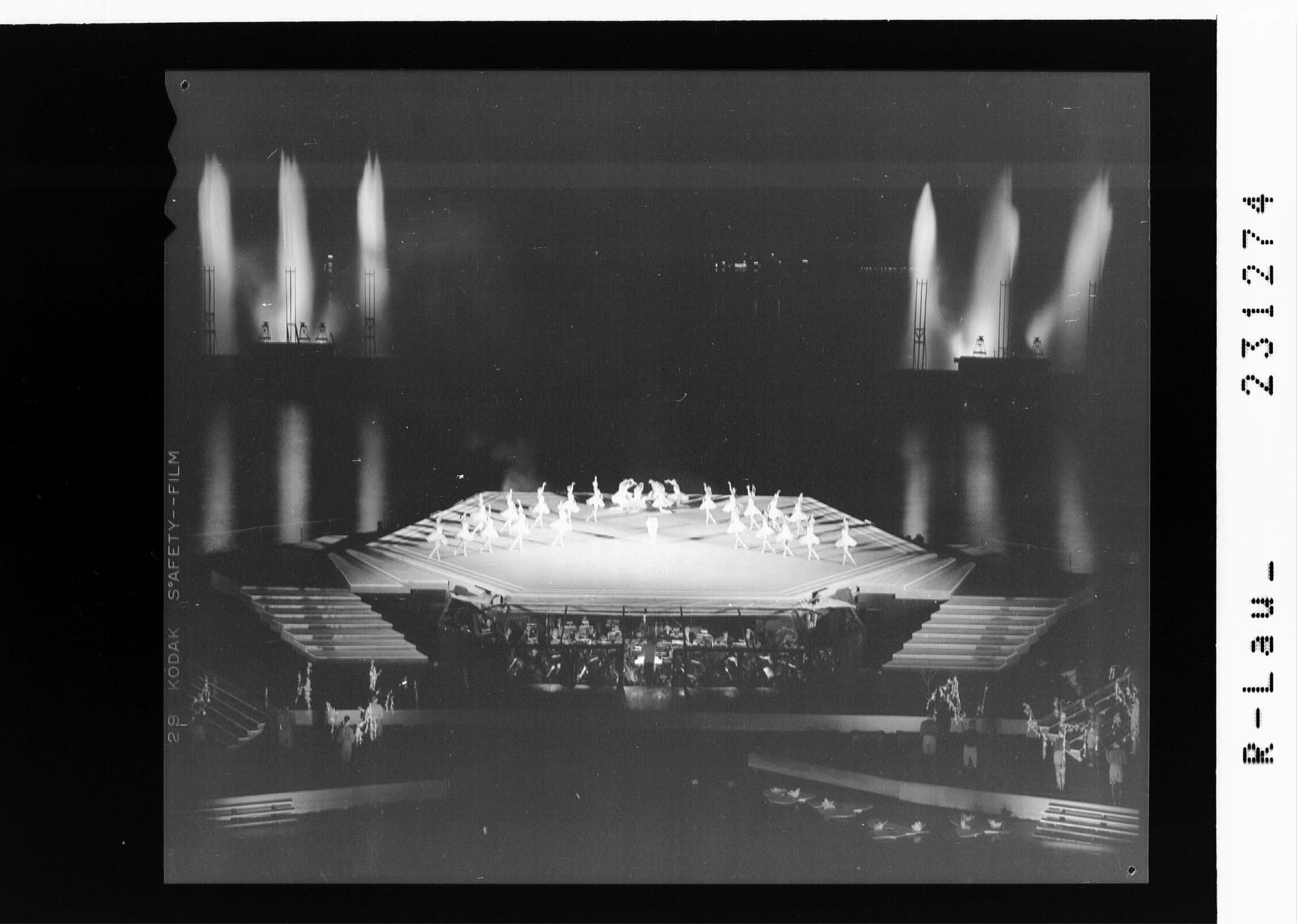 [Bregenzer Festspiele 1966 / Ballett auf dem See - Schwanensee]></div>


    <hr>
    <div class=