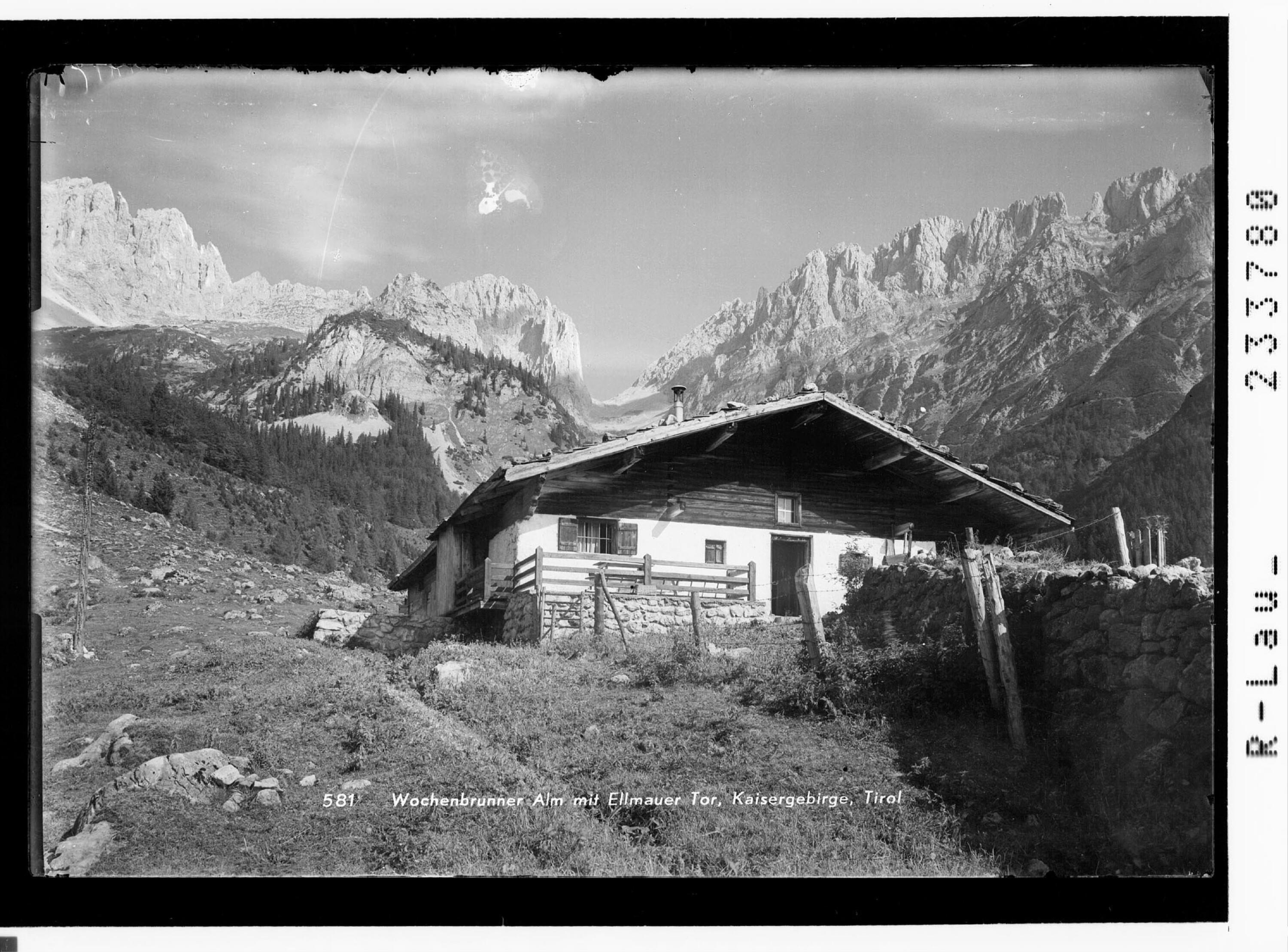 Wochenbrunner Alm mit Ellmauer Tor, Kaisergebirge, Tirol></div>


    <hr>
    <div class=
