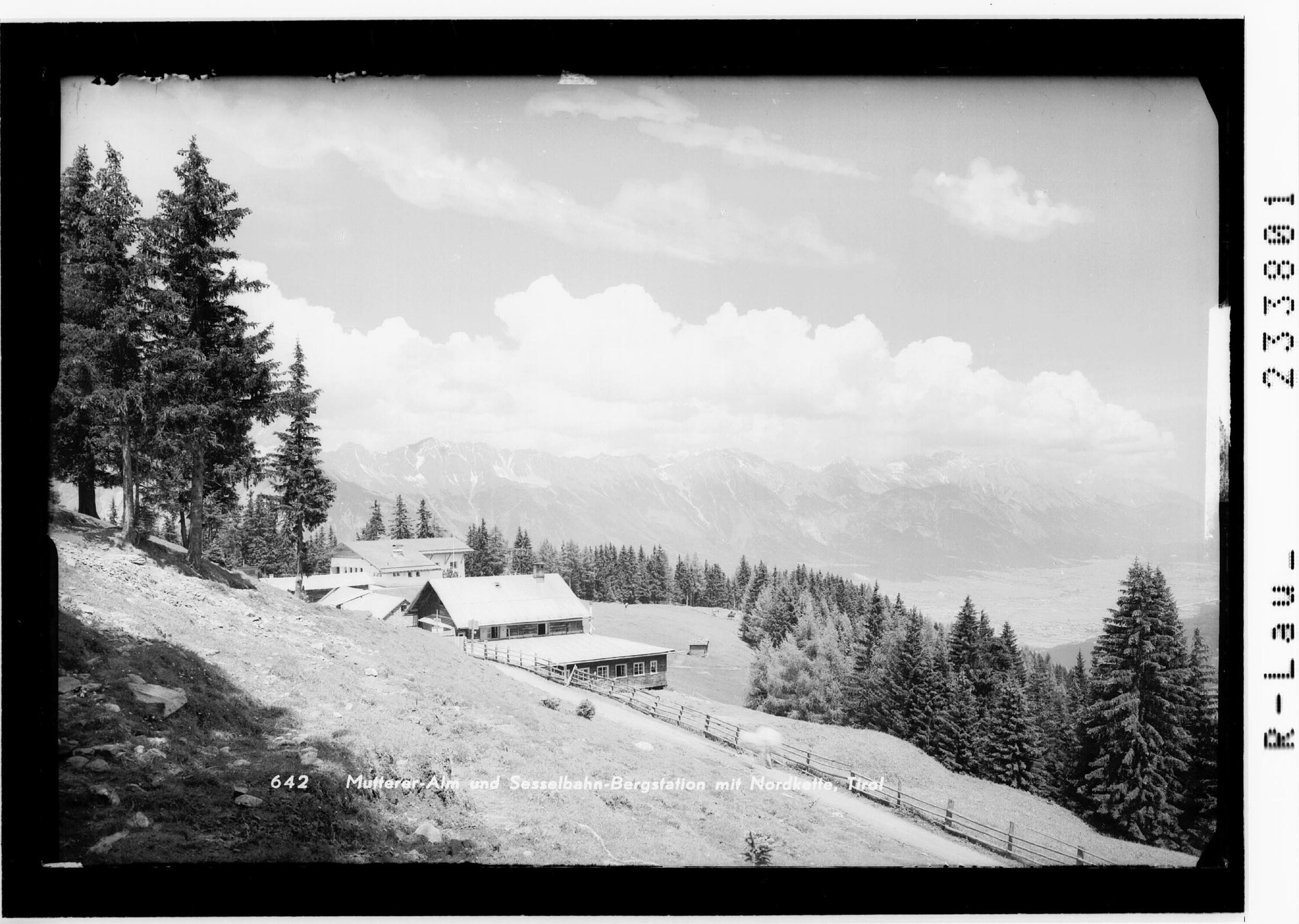 Mutterer Alm und Sesselbahn Bergstation mit Nordkette, Tirol></div>


    <hr>
    <div class=