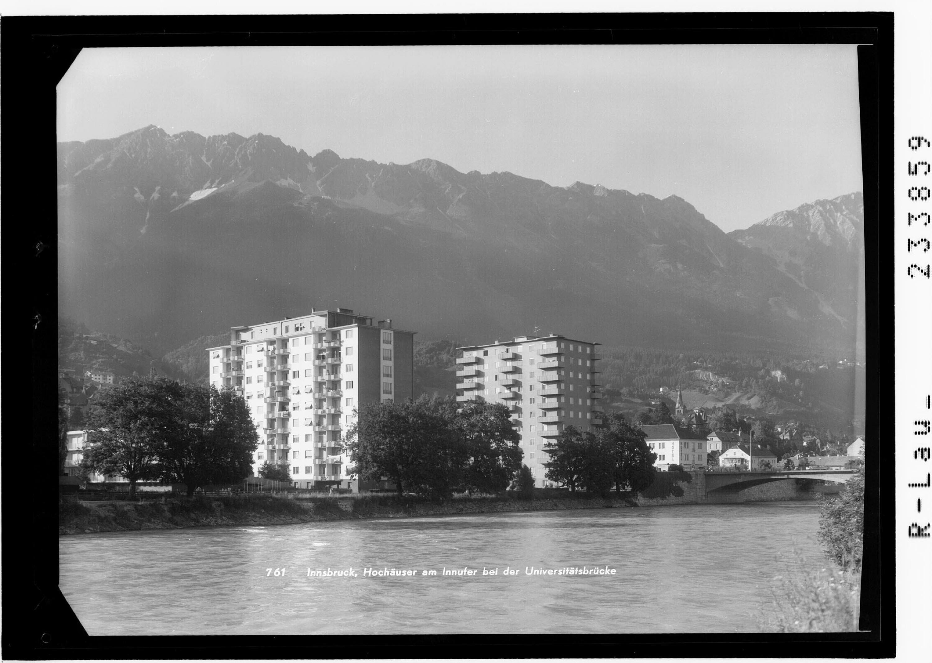Innsbruck, Hochhäuser am Innufer bei der Universitätsbrücke></div>


    <hr>
    <div class=