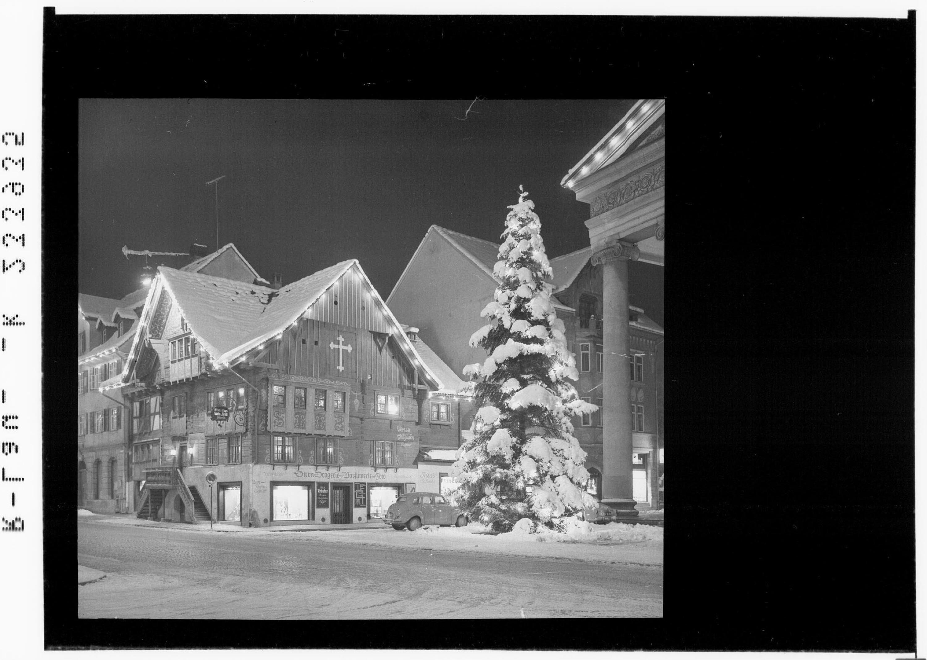 [<<Das>> Rote Haus am Marktplatz mit Weihnachtsbeleuchtung, Dornbirn]></div>


    <hr>
    <div class=