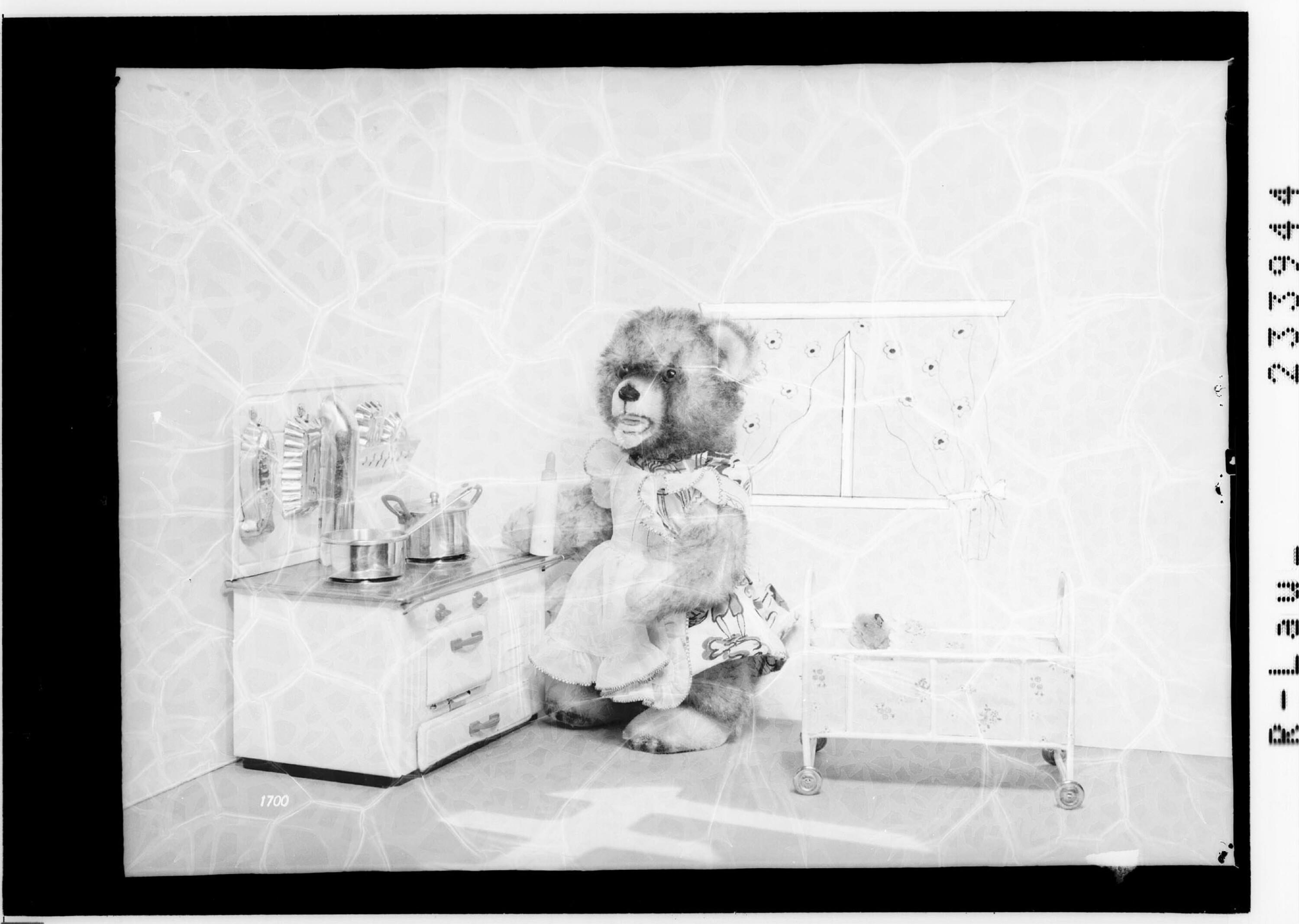 [Puppenküche mit Teddybär]></div>


    <hr>
    <div class=
