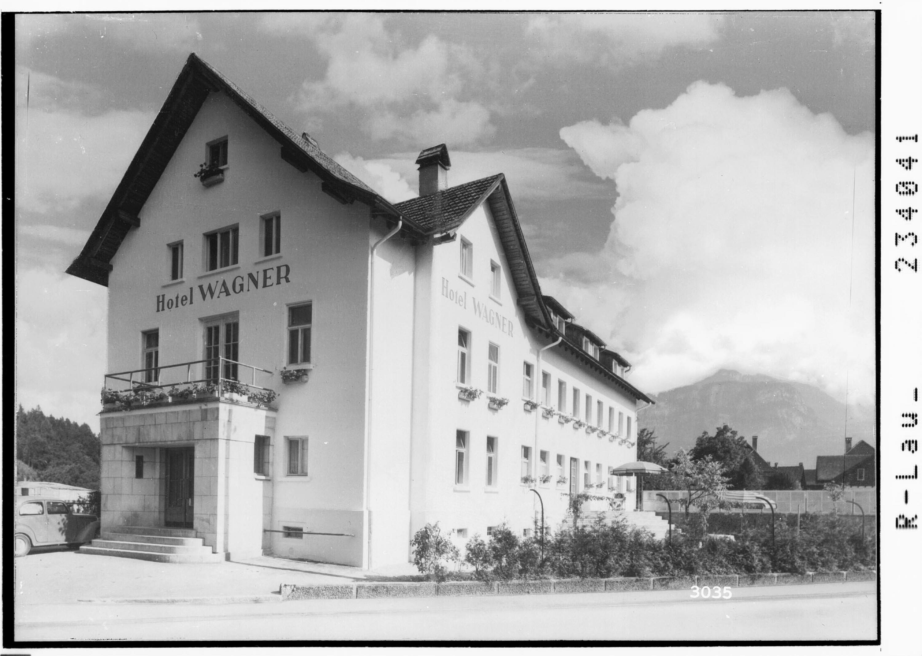[Hotel Wagner in Dornbirn mit Blick zum Breiten Berg]></div>


    <hr>
    <div class=