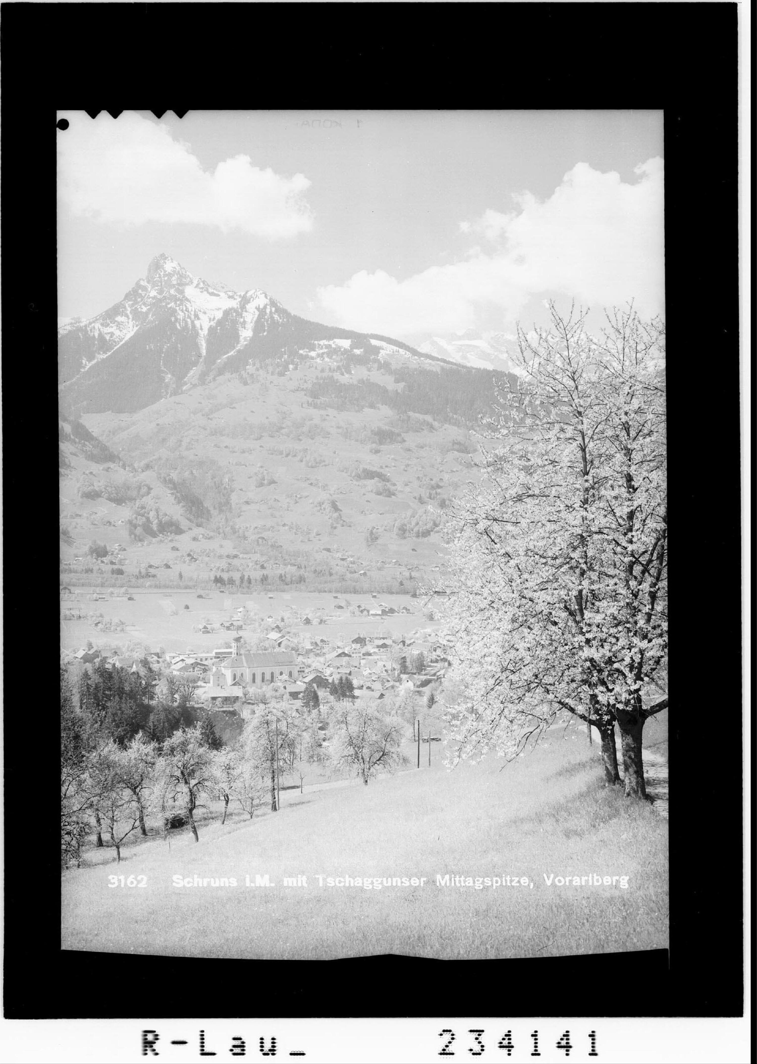 Schruns im Montafon mit Tschaggunser Mittagspitze / Vorarlberg></div>


    <hr>
    <div class=