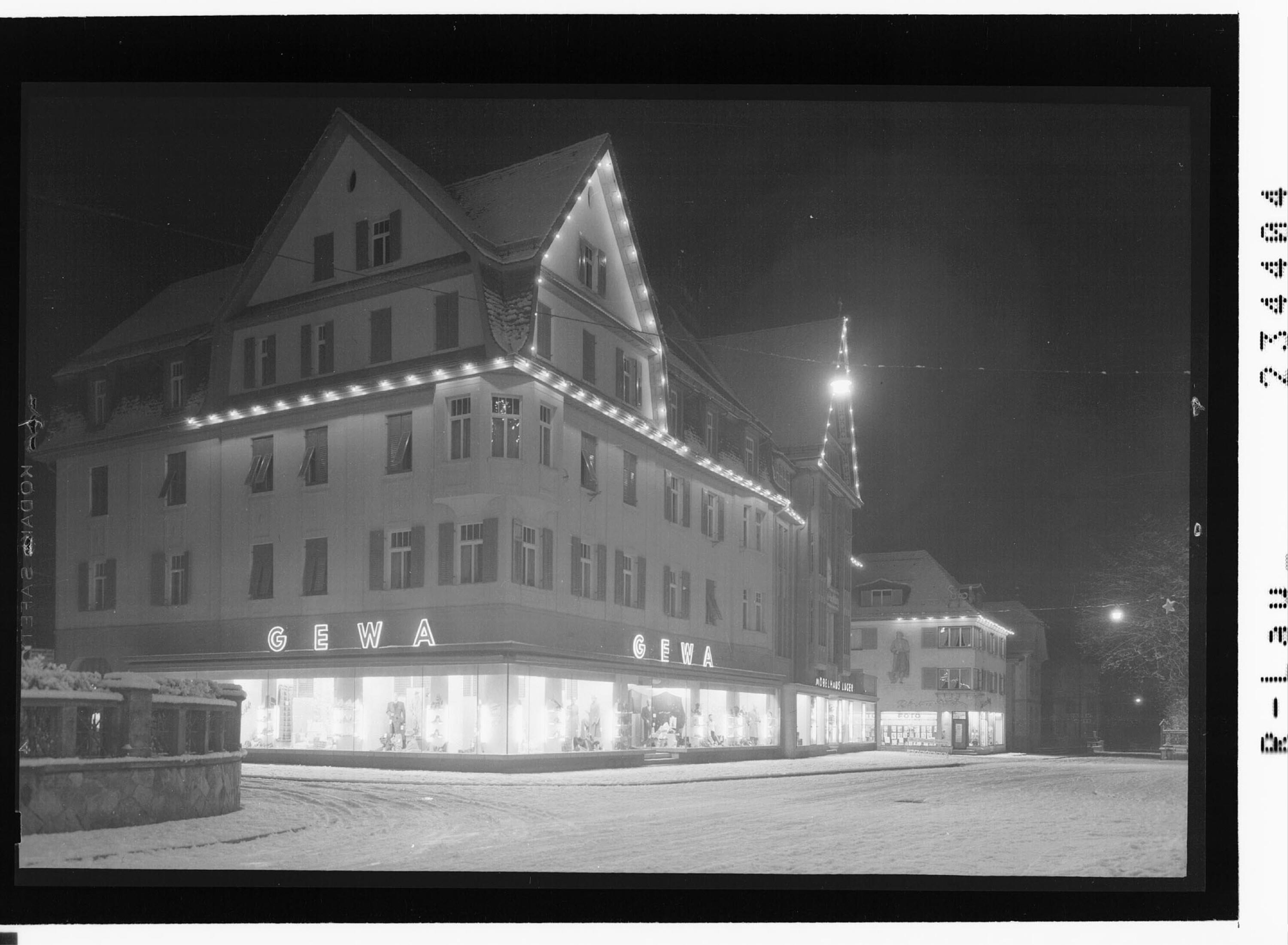 Kaufhaus GEWA in Dornbirn bei Nacht></div>


    <hr>
    <div class=