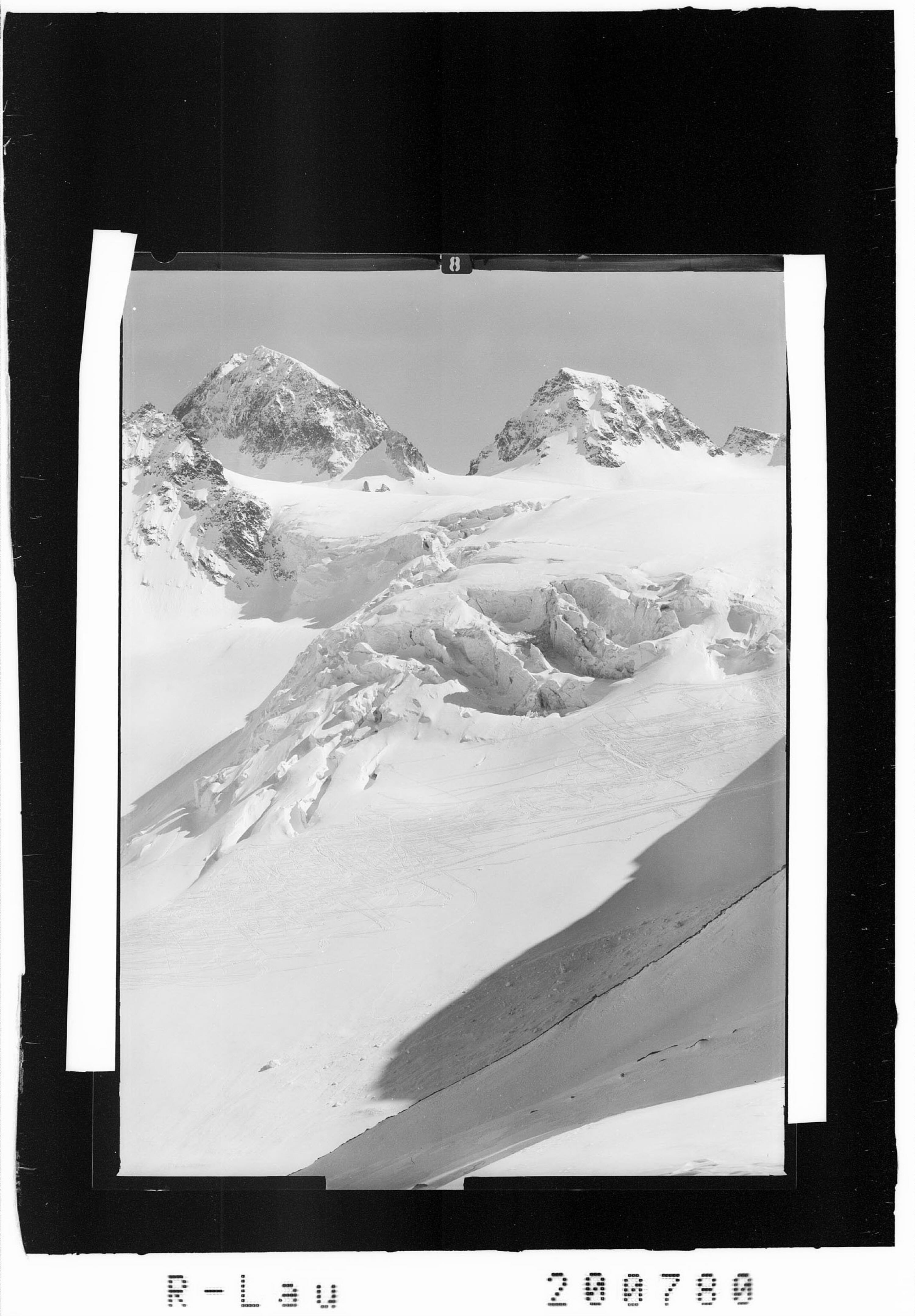 Grosser Piz Buin 3312 m, Kl.Piz Buin 3260 m, Abfahrt durch den Eisbruch></div>


    <hr>
    <div class=