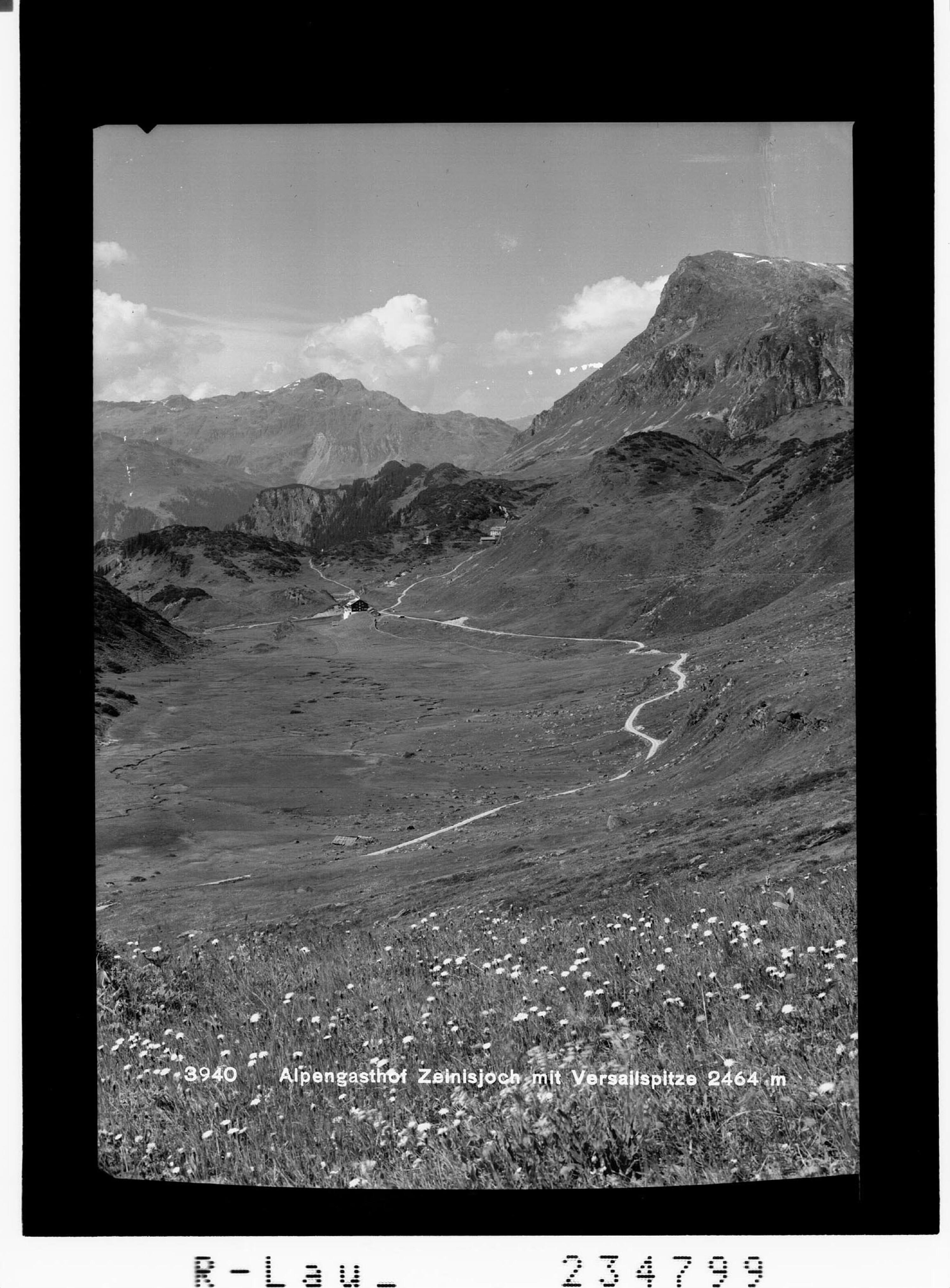 Alpengasthof Zeinisjoch mit Versailspitze 2464 m></div>


    <hr>
    <div class=