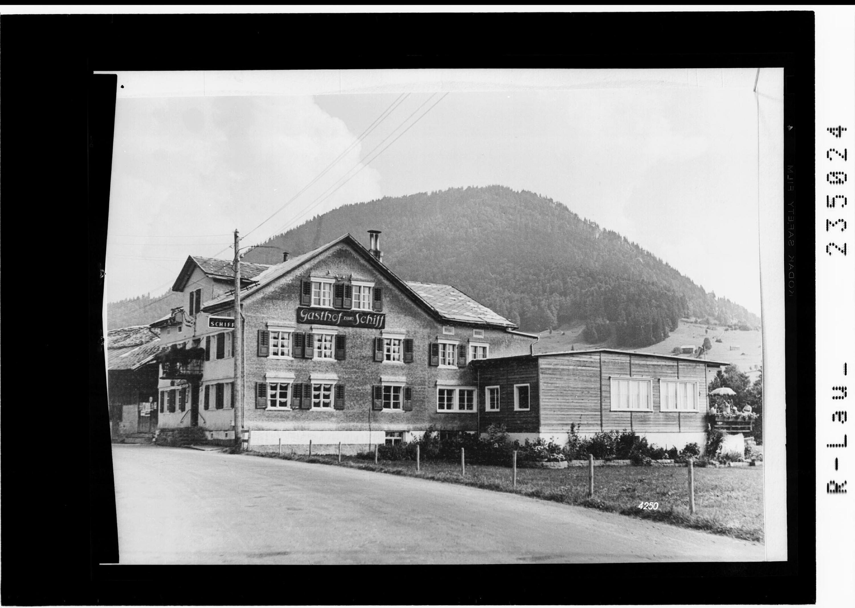 [Gasthof zum Schiff in Hittisau mit Hittisberg / Bregenzerwald]></div>


    <hr>
    <div class=