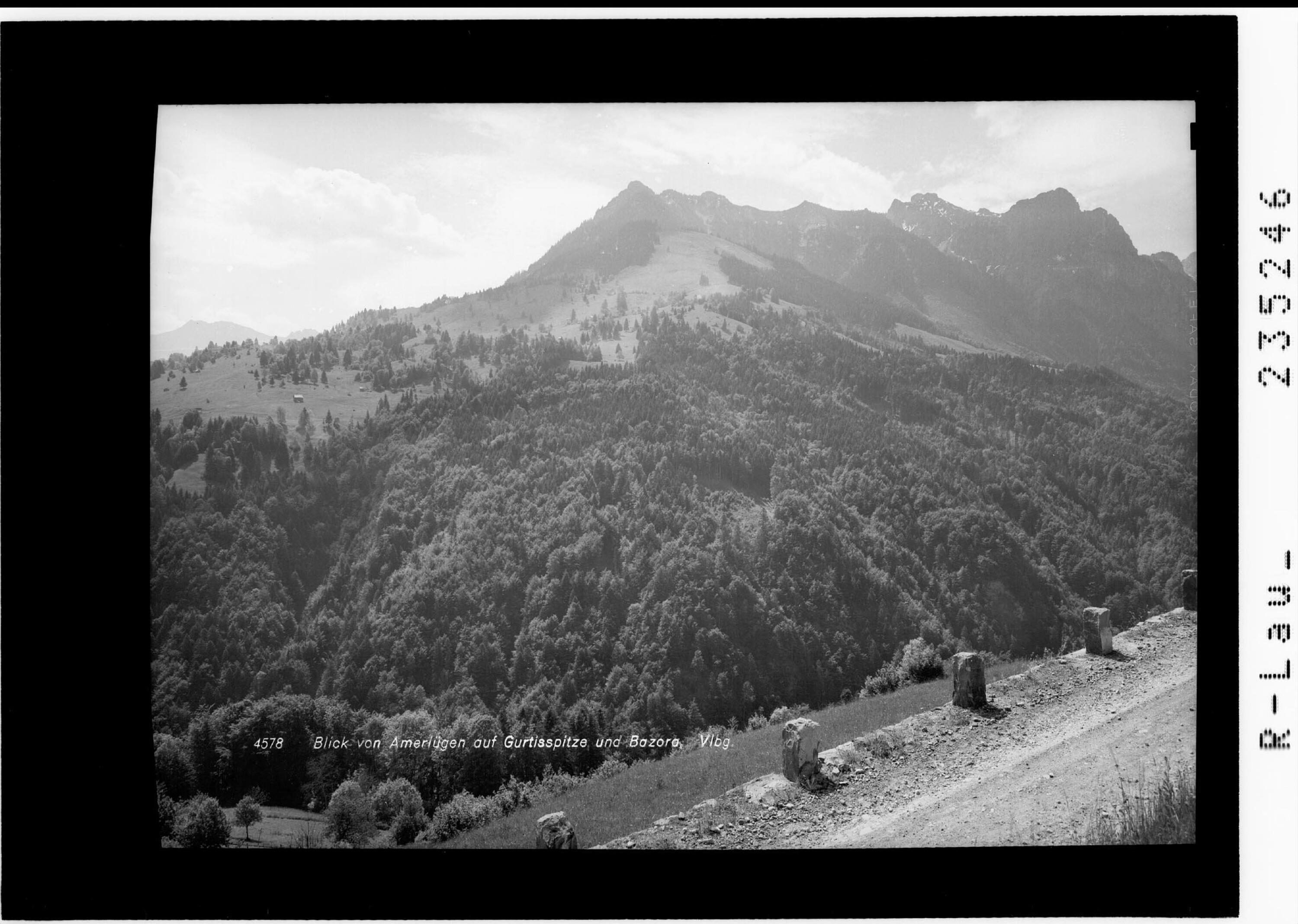 Blick von Amerlügen auf Gurtisspitze und Bazora / Vorarlberg></div>


    <hr>
    <div class=