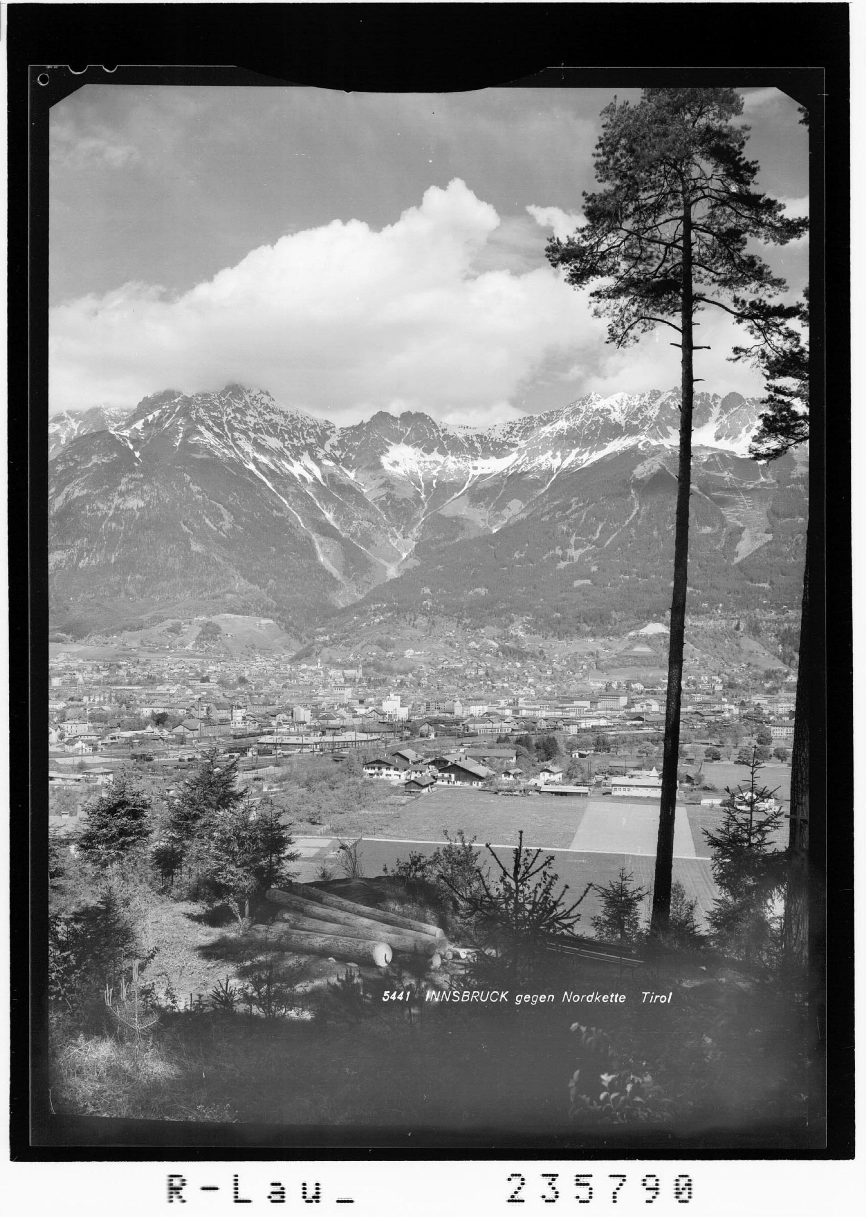 Innsbruck gegen Nordkette / Tirol></div>


    <hr>
    <div class=