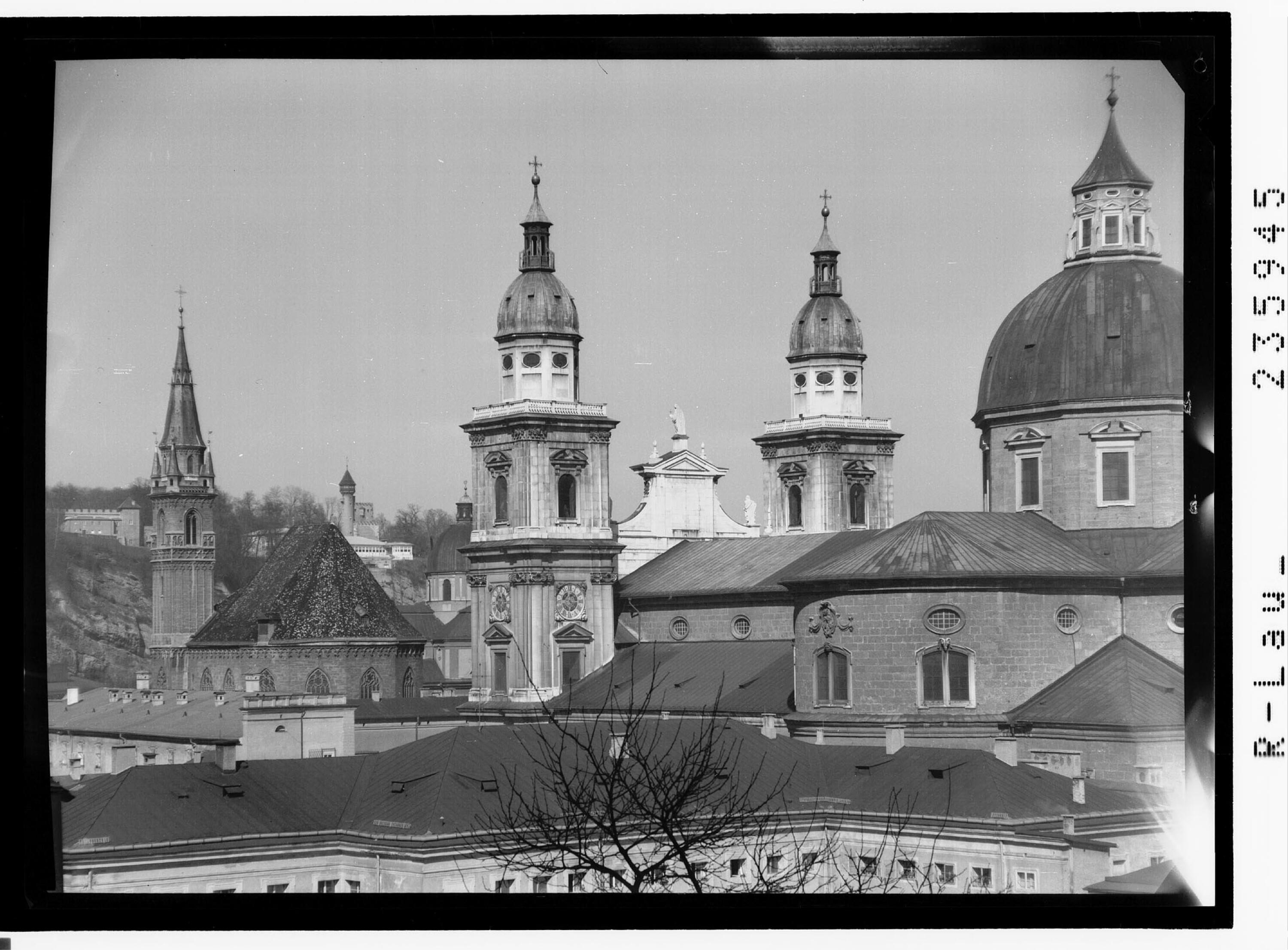 [Blick auf den Dom und die Franziskanerkirche / Salzburg]></div>


    <hr>
    <div class=