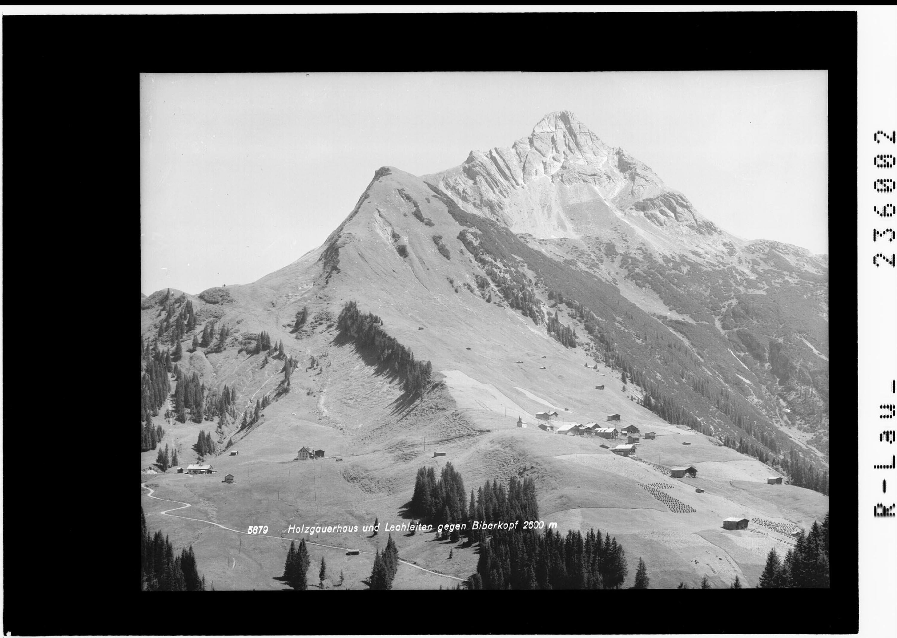 Holzgauerhaus und Lechleiten gegen Biberkopf 2600 m></div>


    <hr>
    <div class=